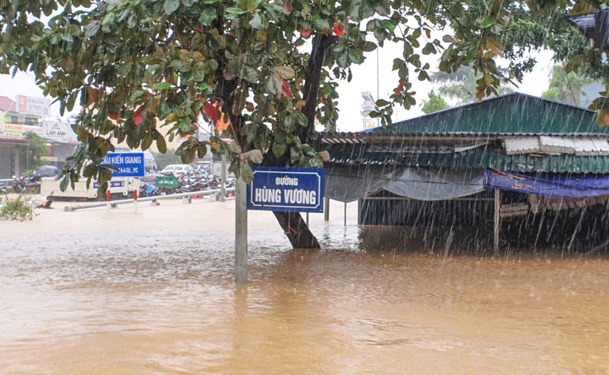 H&agrave;ng loạt trụ sở, trường học ở Quảng B&igrave;nh ch&igrave;m trong biển nước- Ảnh 11.