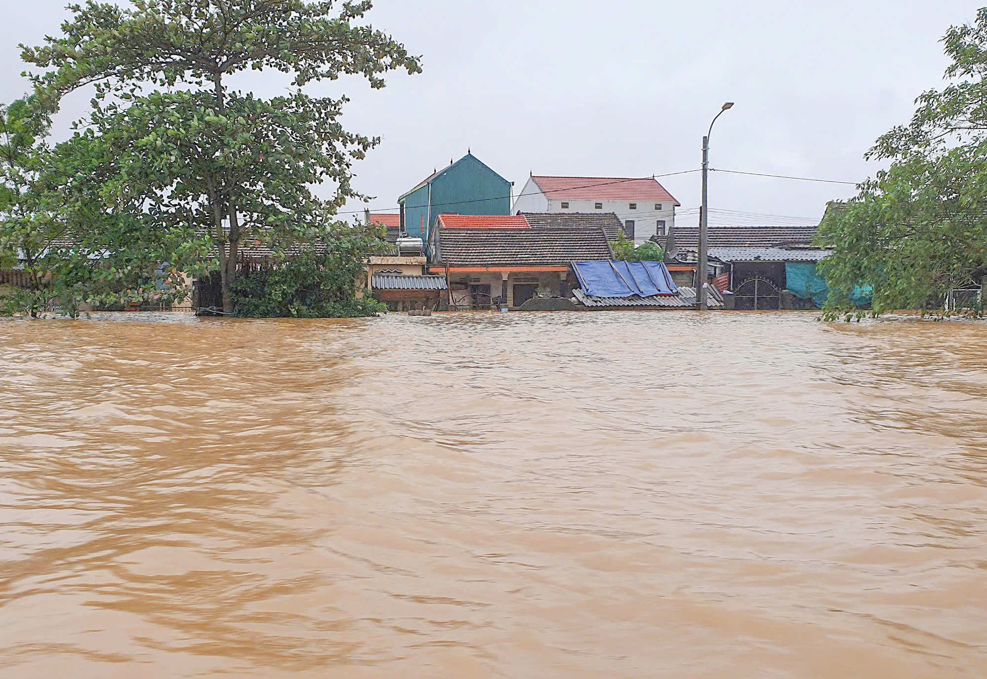 H&agrave;ng loạt trụ sở, trường học ở Quảng B&igrave;nh ch&igrave;m trong biển nước- Ảnh 14.