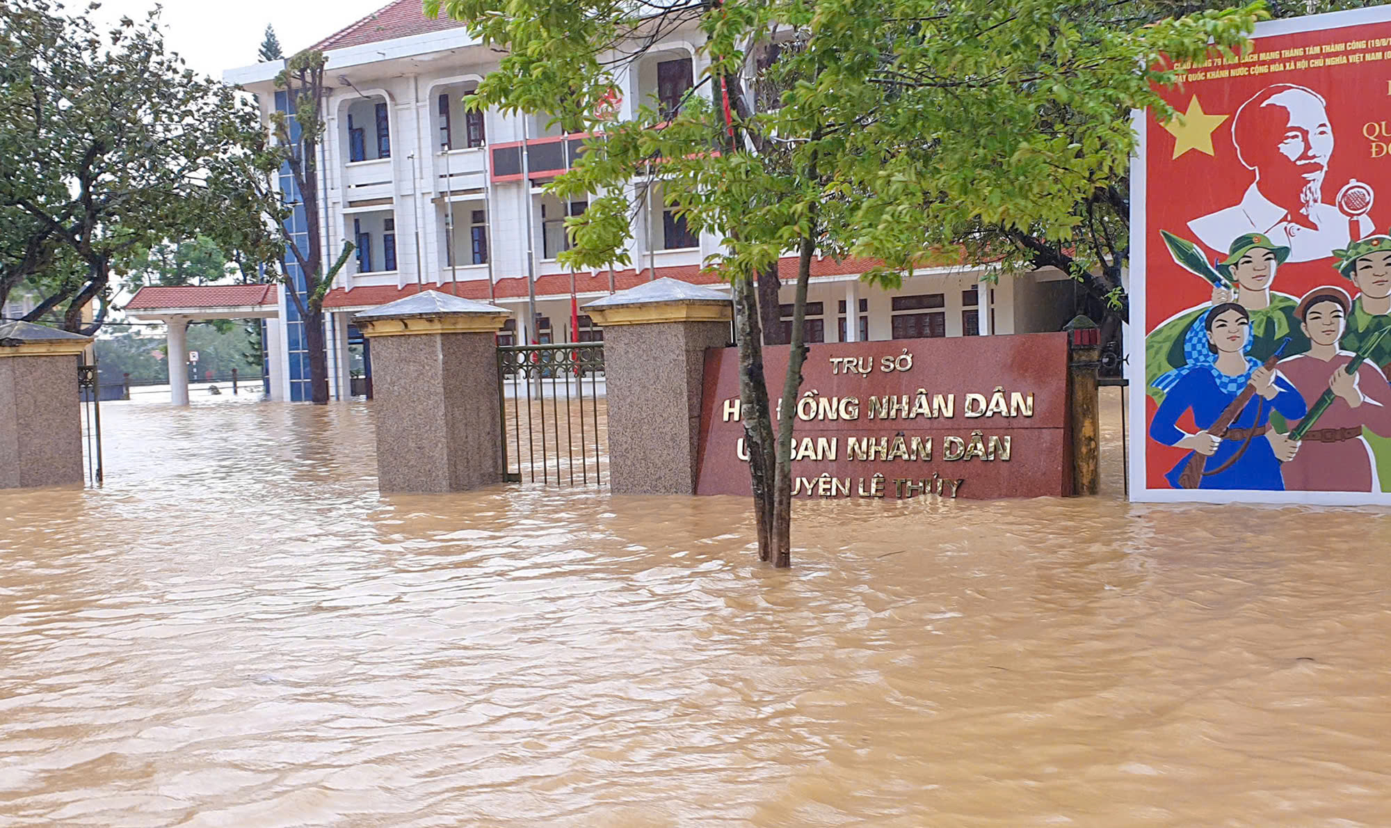 H&agrave;ng loạt trụ sở, trường học ở Quảng B&igrave;nh ch&igrave;m trong biển nước- Ảnh 15.