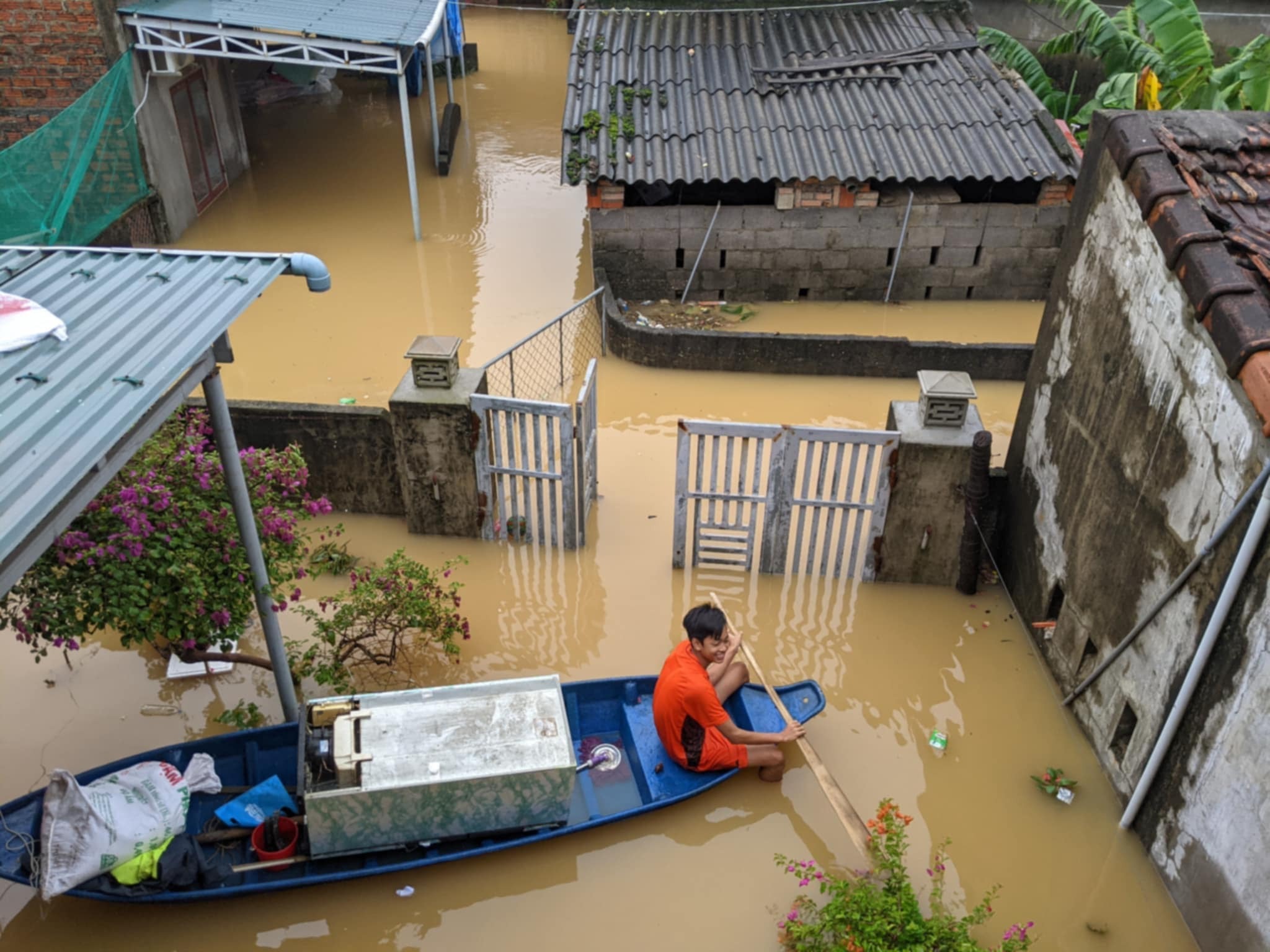 Mưa giảm nhưng nước r&uacute;t chậm, người d&acirc;n "rốn lũ" Lệ Thủy vẫn lo &acirc;u- Ảnh 2.