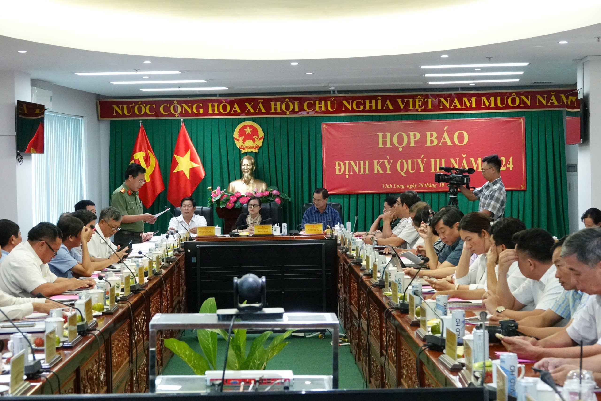 Vĩnh Long thông tin việc Văn phòng Tỉnh ủy sử dụng ô tô hơn 4 tỉ đồng- Ảnh 1.