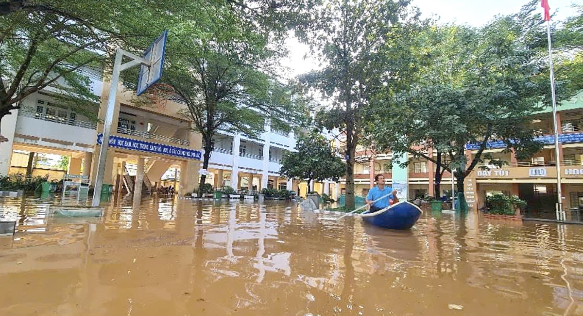 Bơi xuồng trong s&acirc;n trường ở TP Bi&ecirc;n H&ograve;a, h&agrave;ng ng&agrave;n học sinh phải nghỉ học- Ảnh 2.