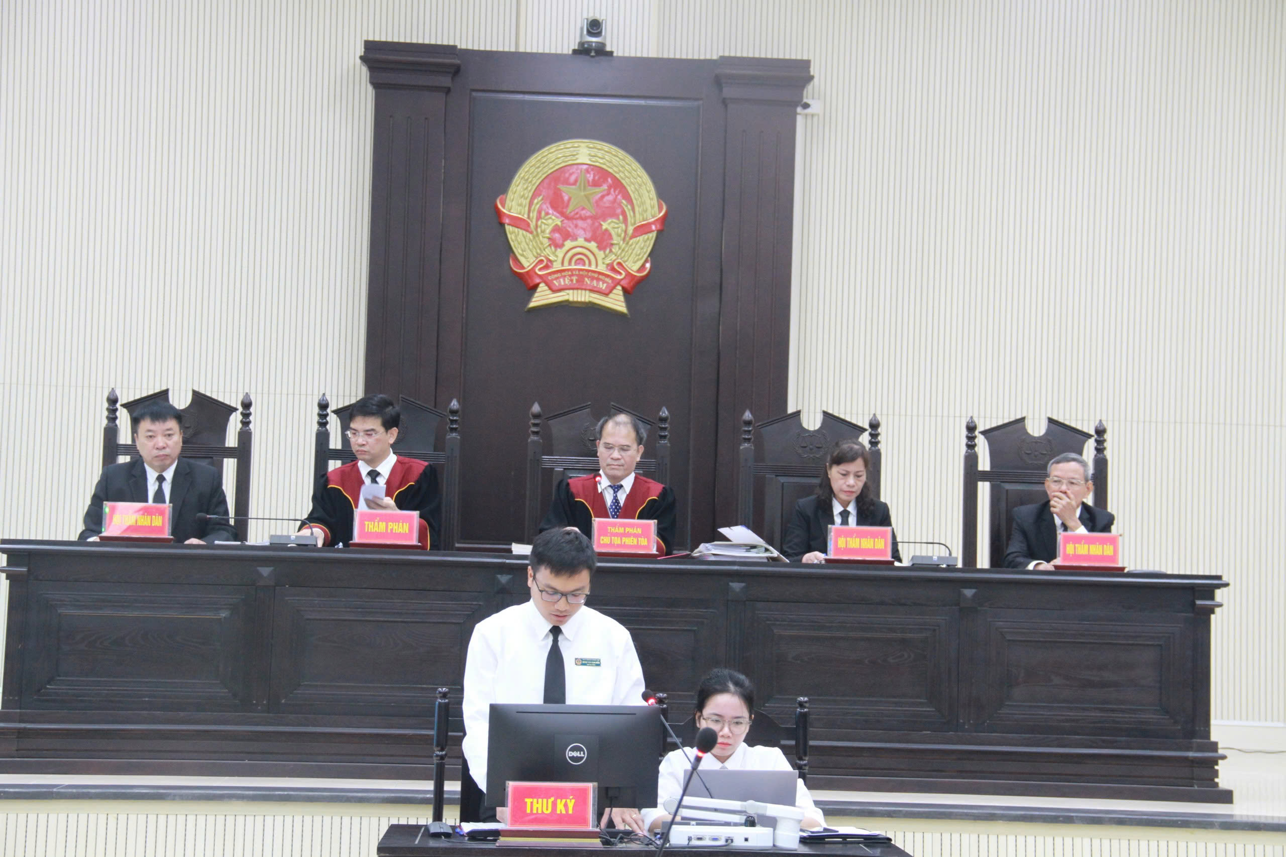 Cựu b&iacute; thư Bắc Ninh Nguyễn Nh&acirc;n Chiến t&oacute;c bạc nhiều khi hầu to&agrave;- Ảnh 1.