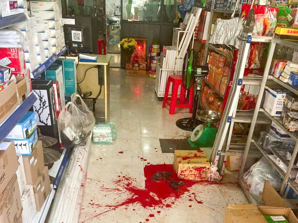Nhóm đối tượng tạt sơn vào cửa hàng kinh doanh để ‘dằn mặt'- Ảnh 4.