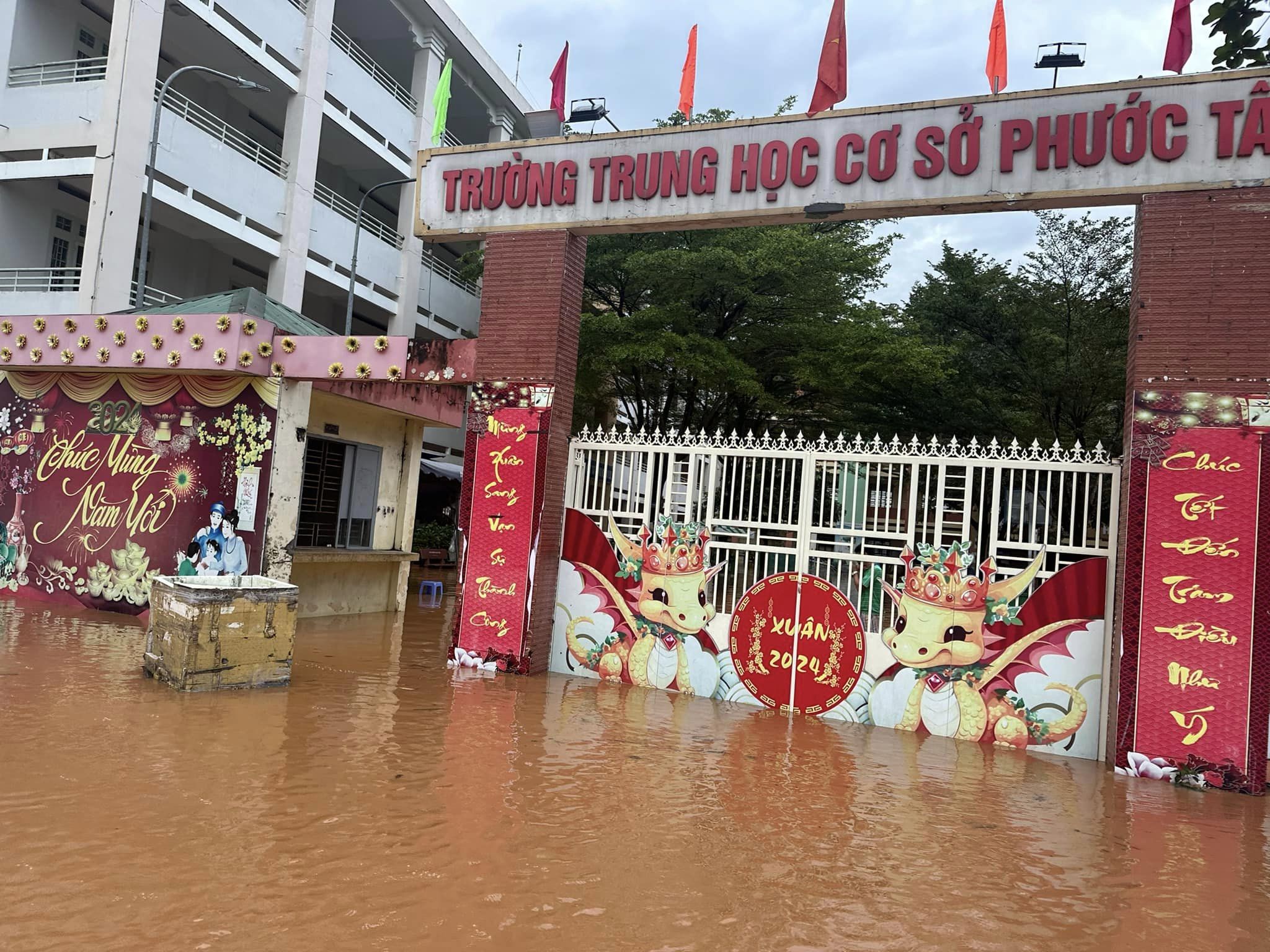 Bơi xuồng trong s&acirc;n trường ở TP Bi&ecirc;n H&ograve;a, h&agrave;ng ng&agrave;n học sinh phải nghỉ học- Ảnh 1.