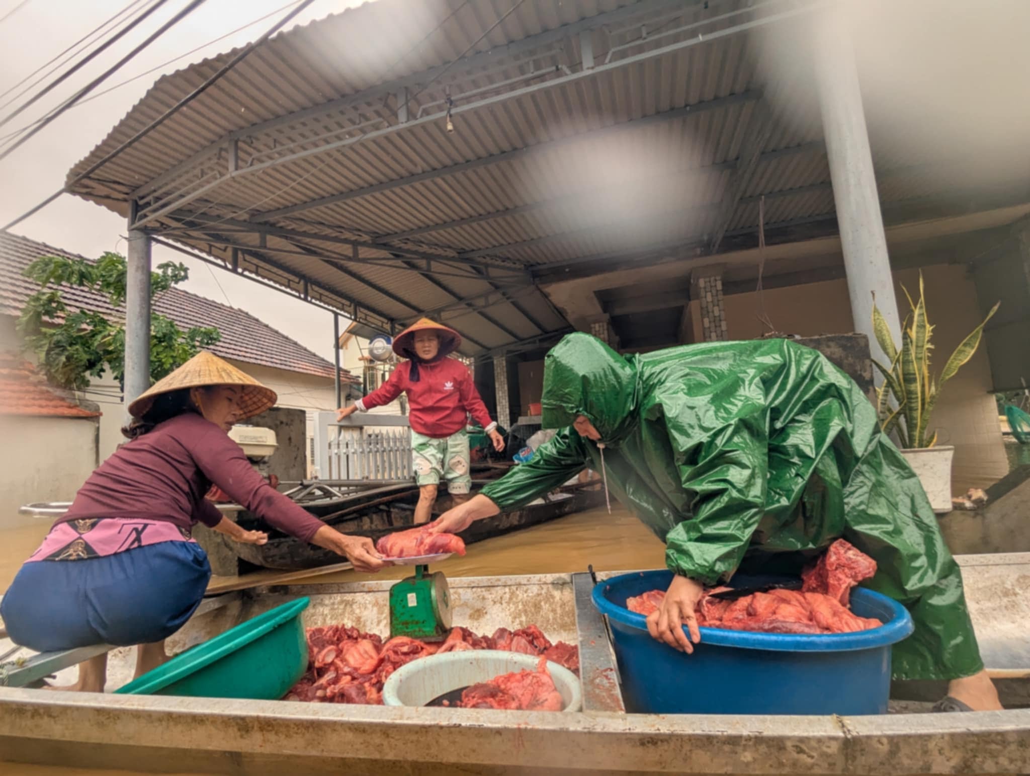 Mưa giảm nhưng nước r&uacute;t chậm, người d&acirc;n "rốn lũ" Lệ Thủy vẫn lo &acirc;u- Ảnh 5.