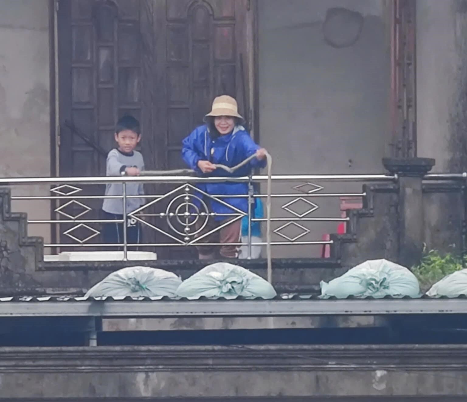 Mưa giảm nhưng nước r&uacute;t chậm, người d&acirc;n "rốn lũ" Lệ Thủy vẫn lo &acirc;u- Ảnh 1.