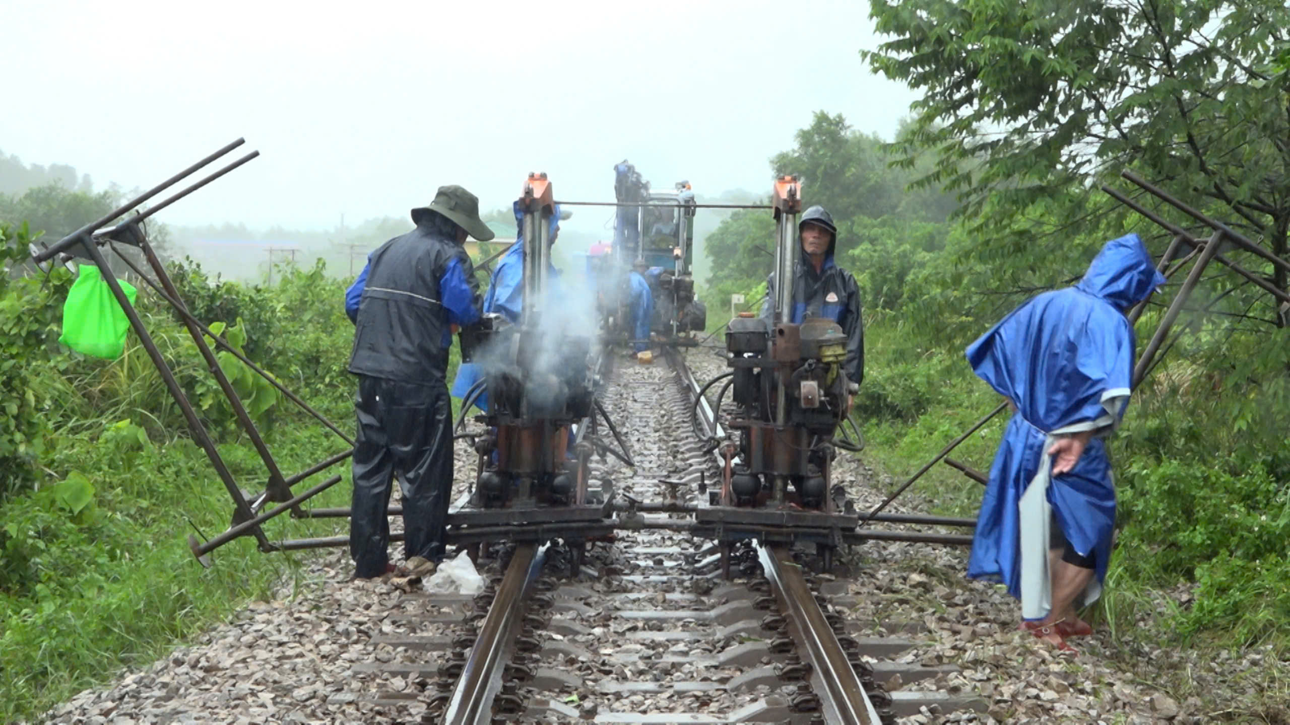 Thông tuyến đường sắt bị lũ "xé" ở Quảng Trị- Ảnh 1.