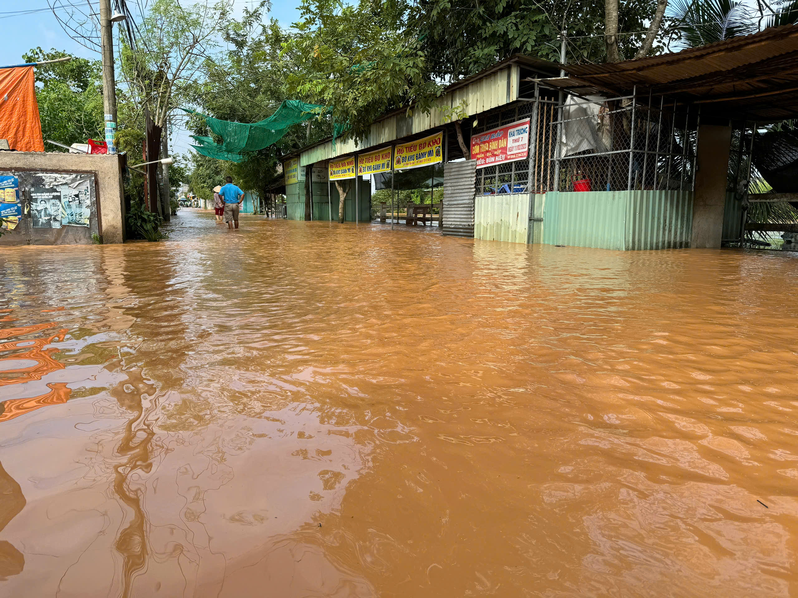 Bơi xuồng trong s&acirc;n trường ở TP Bi&ecirc;n H&ograve;a, h&agrave;ng ng&agrave;n học sinh phải nghỉ học- Ảnh 4.