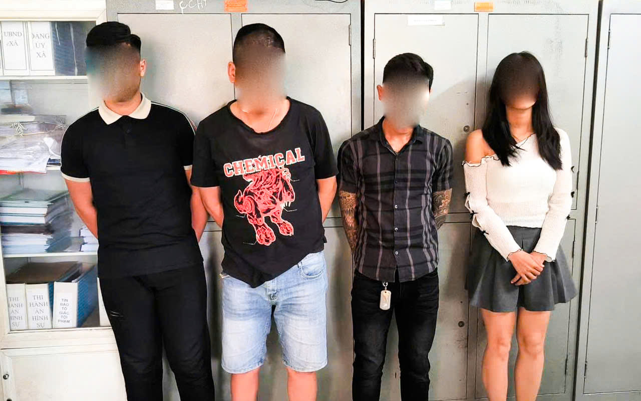 Nhóm đối tượng tạt sơn vào cửa hàng kinh doanh để ‘dằn mặt'- Ảnh 1.