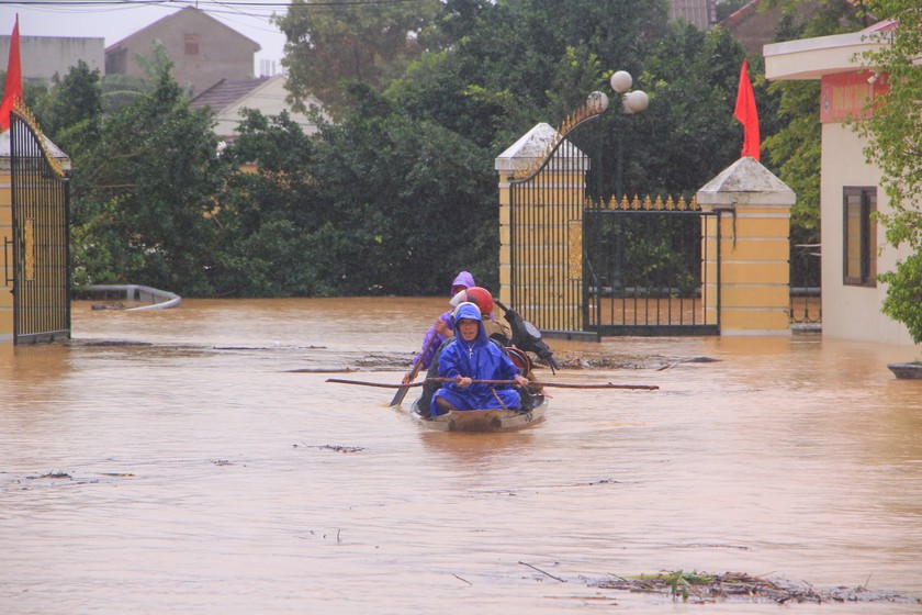 Mưa giảm nhưng nước r&uacute;t chậm, người d&acirc;n "rốn lũ" Lệ Thủy vẫn lo &acirc;u- Ảnh 9.