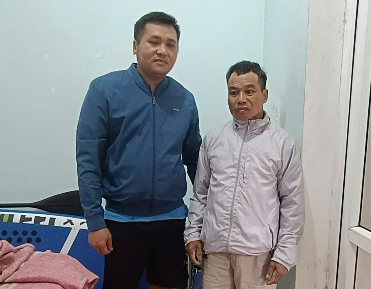 Giây phút giải cứu người đàn ông bám trụ điện giữa dòng nước lũ cuồn cuộn- Ảnh 2.