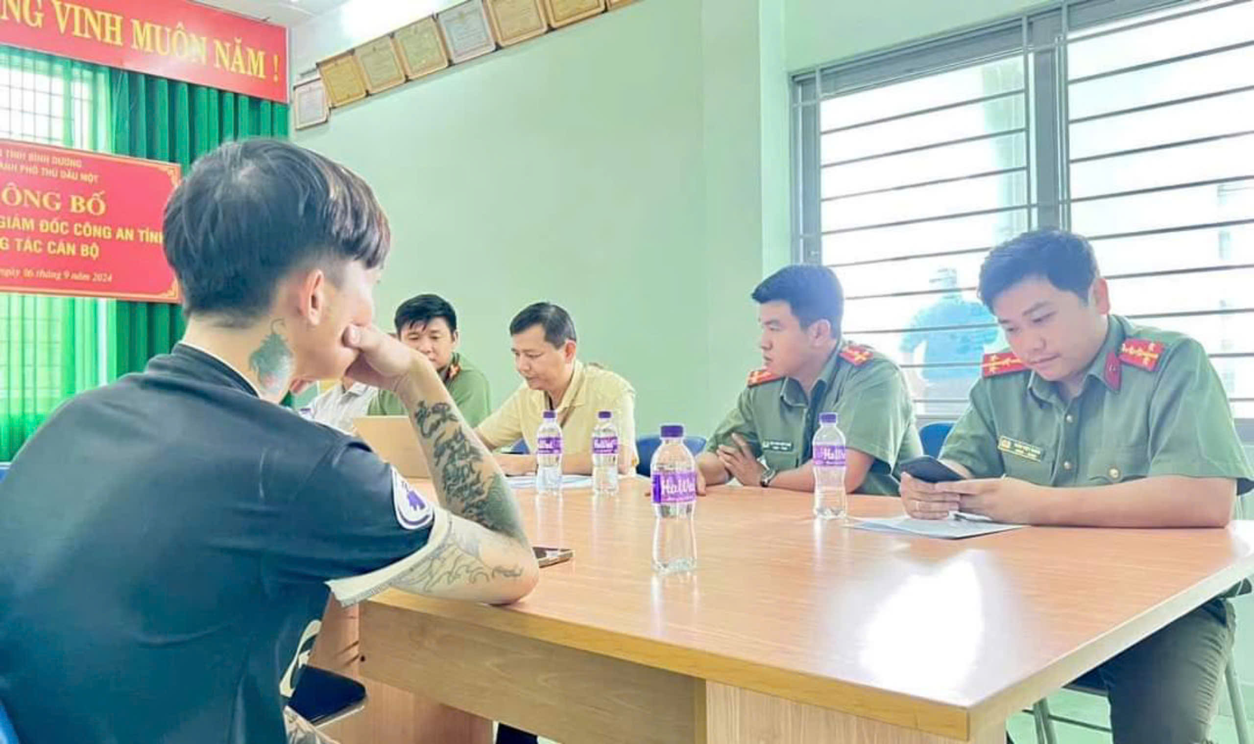 Nam thanh niên tung tin học sinh lớp 3 đâm chết bạn chung trường ở Bình Dương- Ảnh 1.