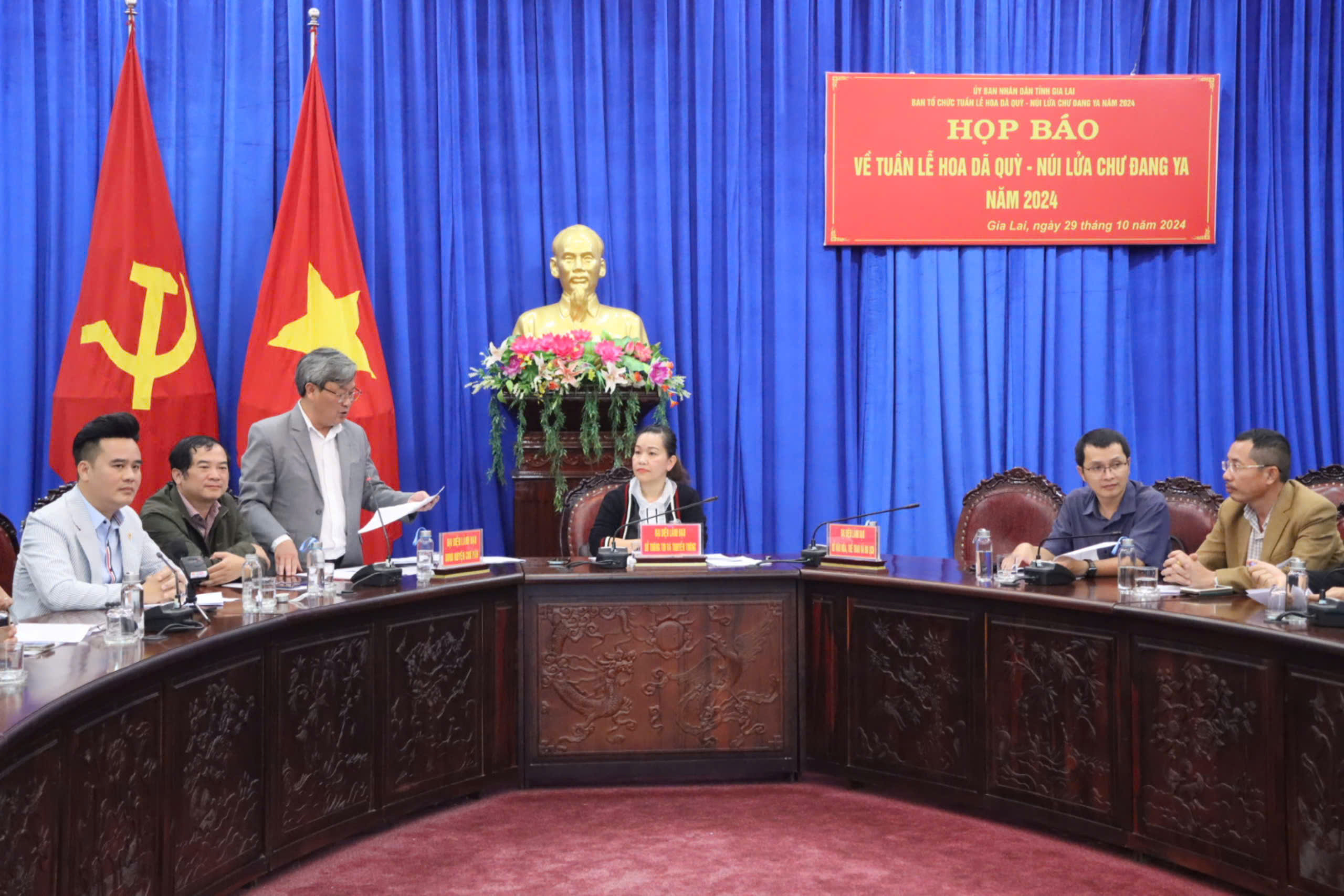 Đến Gia Lai ngắm hoa D&atilde; quỳ ở n&uacute;i lửa đẹp top 10 thế giới- Ảnh 1.