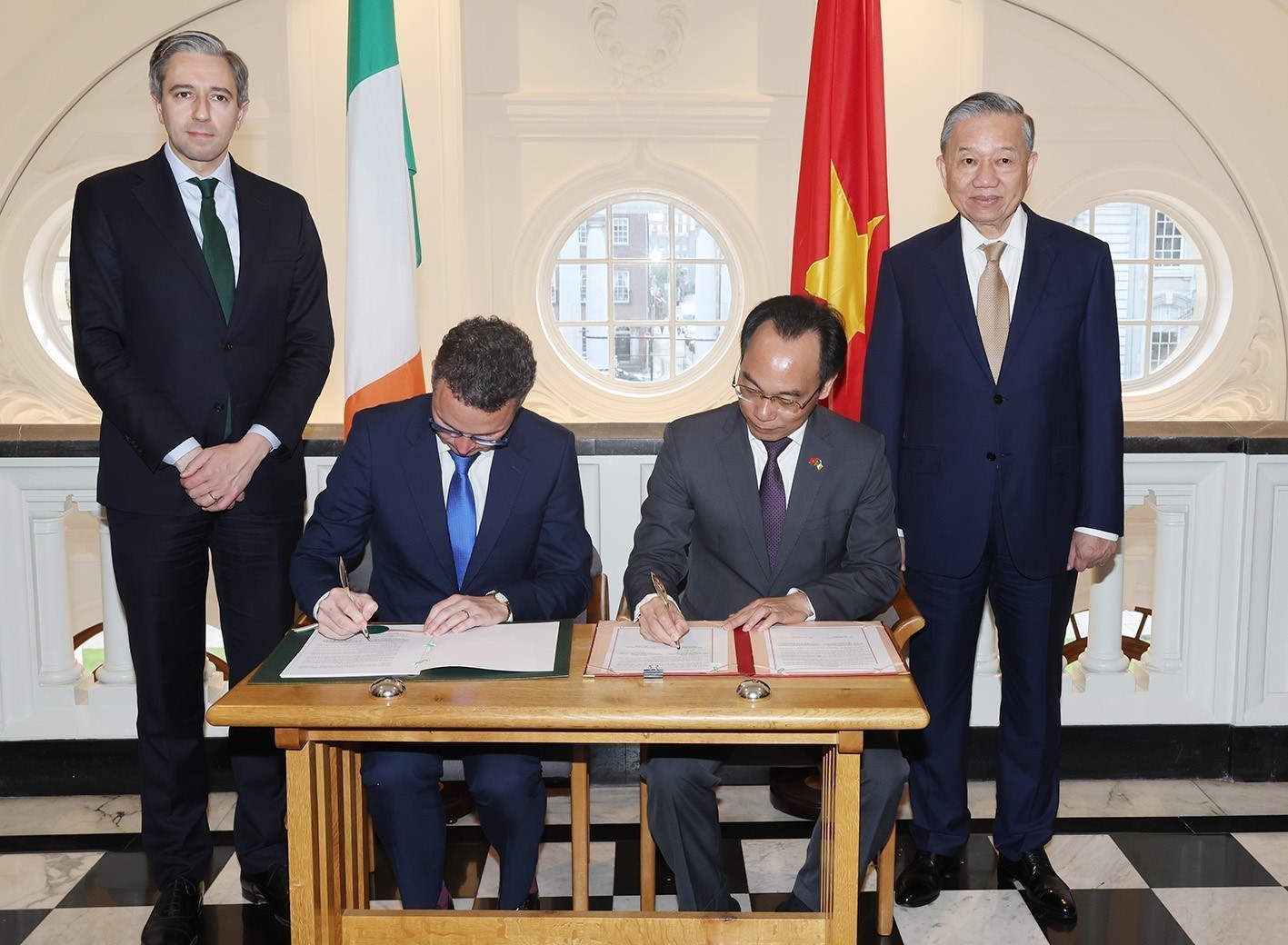 Tổng B&iacute; thư, Chủ tịch nước T&ocirc; L&acirc;m v&agrave; Thủ tướng Ireland Simon Harris chứng kiến Lễ k&yacute; Thỏa thuận hợp t&aacute;c chiến lược về gi&aacute;o dục đại học giữa Bộ Gi&aacute;o dục v&agrave; Đ&agrave;o tạo Việt Nam với Bộ Gi&aacute;o dục đại học, nghi&ecirc;n cứu, đổi mới v&agrave; khoa học Ireland Ảnh: TTXVN