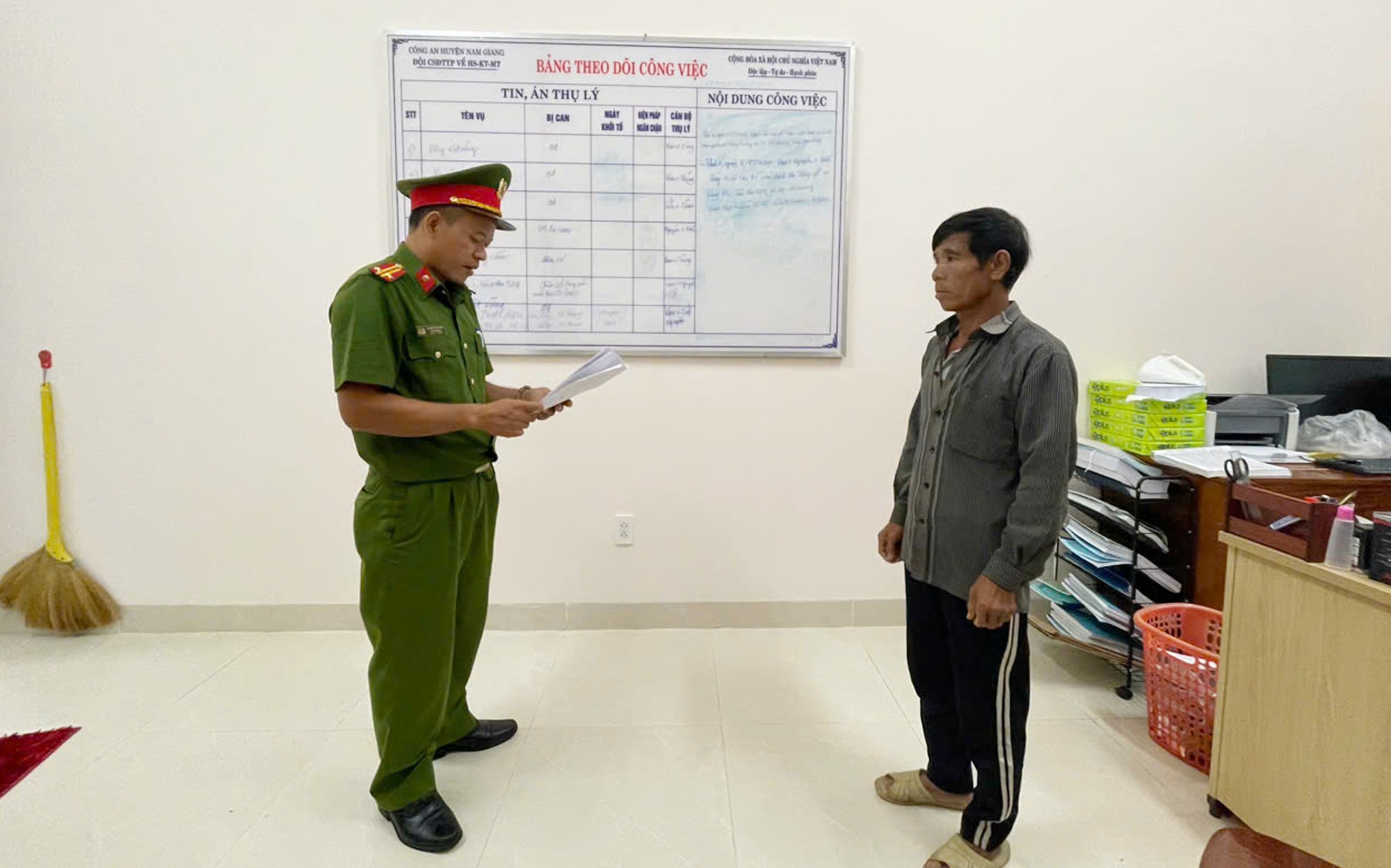 Ph&aacute; rừng ph&ograve;ng hộ tại tỉnh Quảng Nam, 2 đối tượng bị bắt- Ảnh 2.