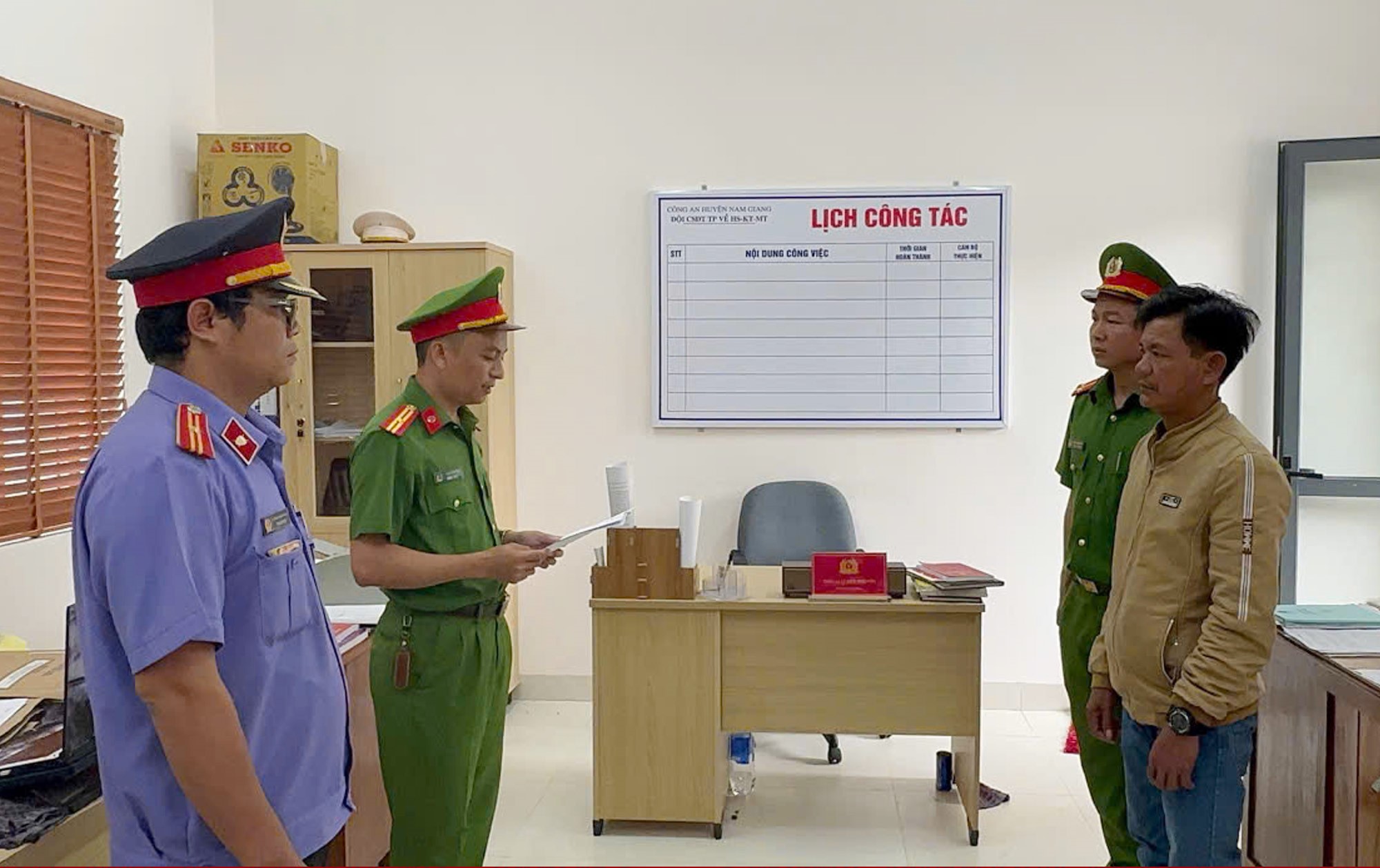 Ph&aacute; rừng ph&ograve;ng hộ tại tỉnh Quảng Nam, 2 đối tượng bị bắt- Ảnh 1.