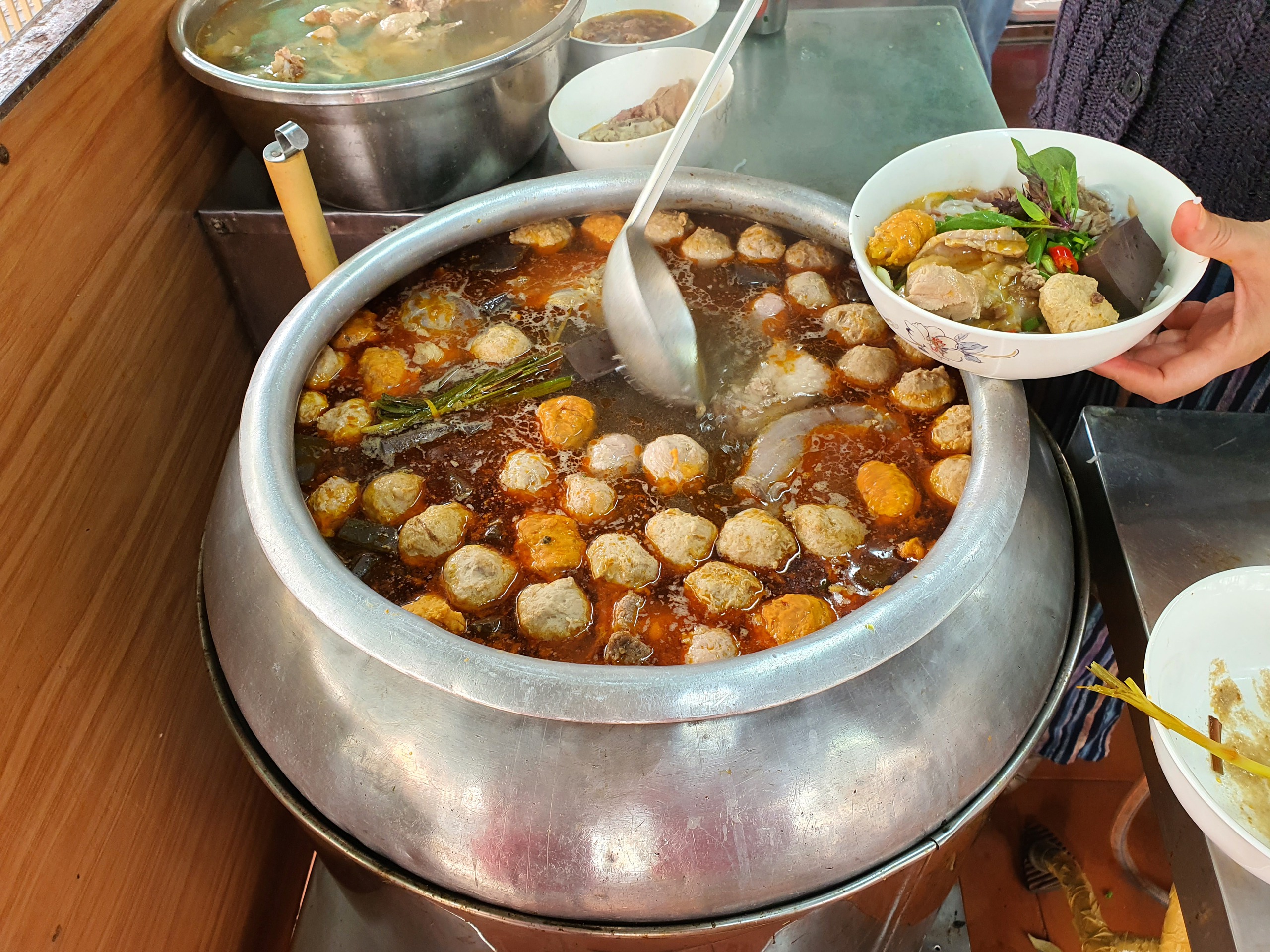 Bún bò được nấu trong nồi nhôm tròn.