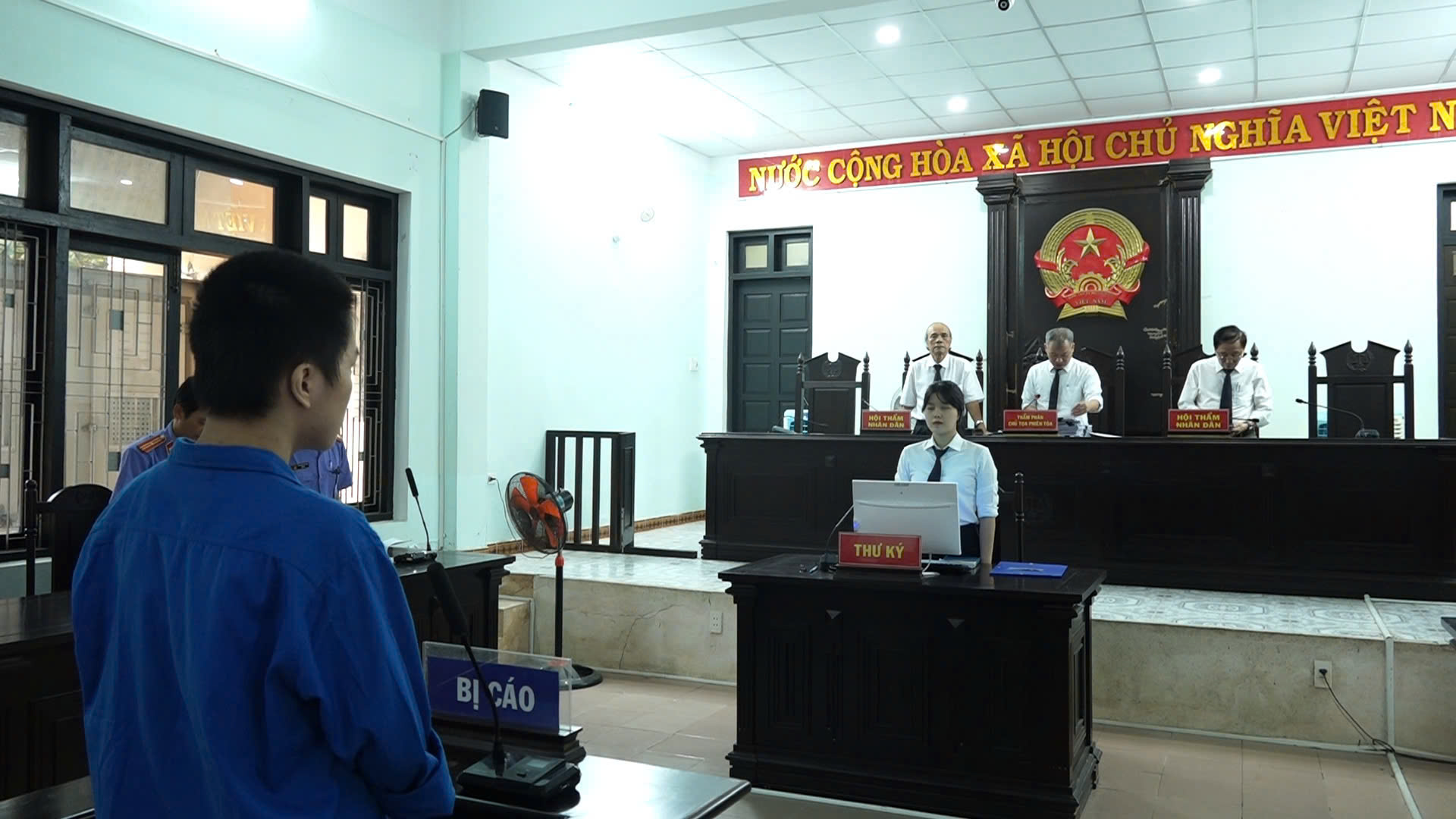 Thanh niên 18 tuổi dùng mạng xã hội chiếm đoạt hàng trăm triệu đồng của 200 người- Ảnh 1.