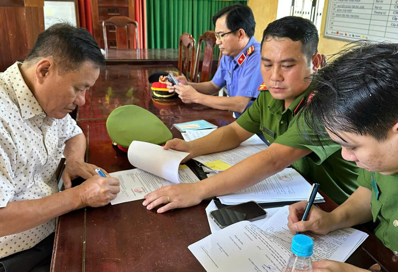C&ocirc;ng an th&ocirc;ng tin vụ bắt 4 đăng kiểm vi&ecirc;n t&agrave;u c&aacute; ở Thừa Thi&ecirc;n - Huế- Ảnh 1.