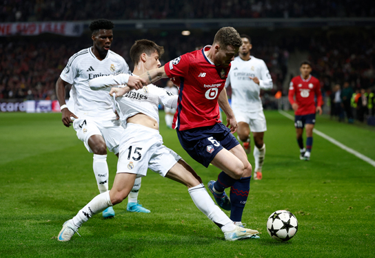 Dàn sao Real Madrid thua sút đội hình ít tên tuổi Lille (phải) Ảnh: REUTERS