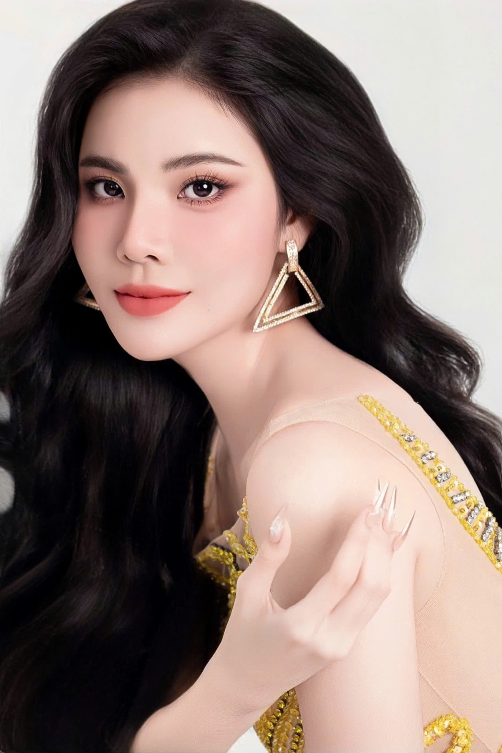 Lê Kim Khỏe được sánh như "bản sao" Hoa hậu Thùy Lâm- Ảnh 1.