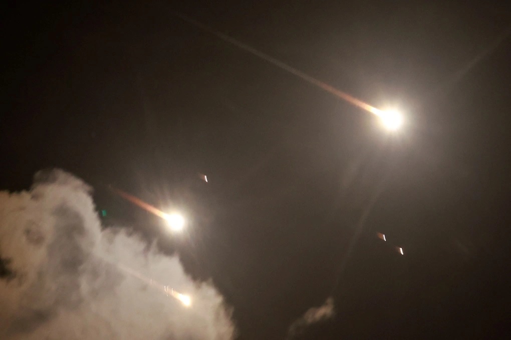 Iran tập kích Israel bằng hàng trăm tên lửa vào ngày 1-10. Ảnh: Reuters