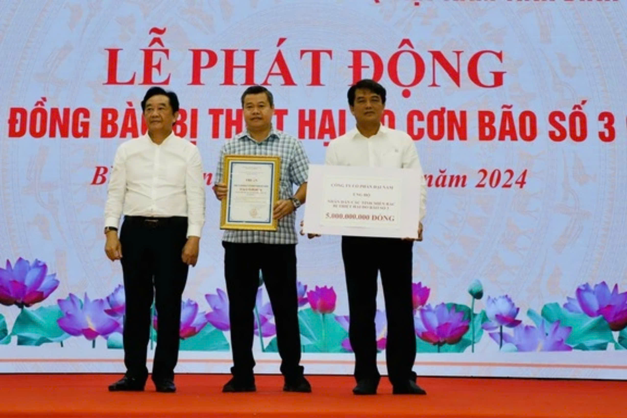 B&agrave; Nguyễn Phương Hằng đ&atilde; chuyển 20 tỉ đồng ủng hộ đồng b&agrave;o bị thiệt hại do thi&ecirc;n tai- Ảnh 1.