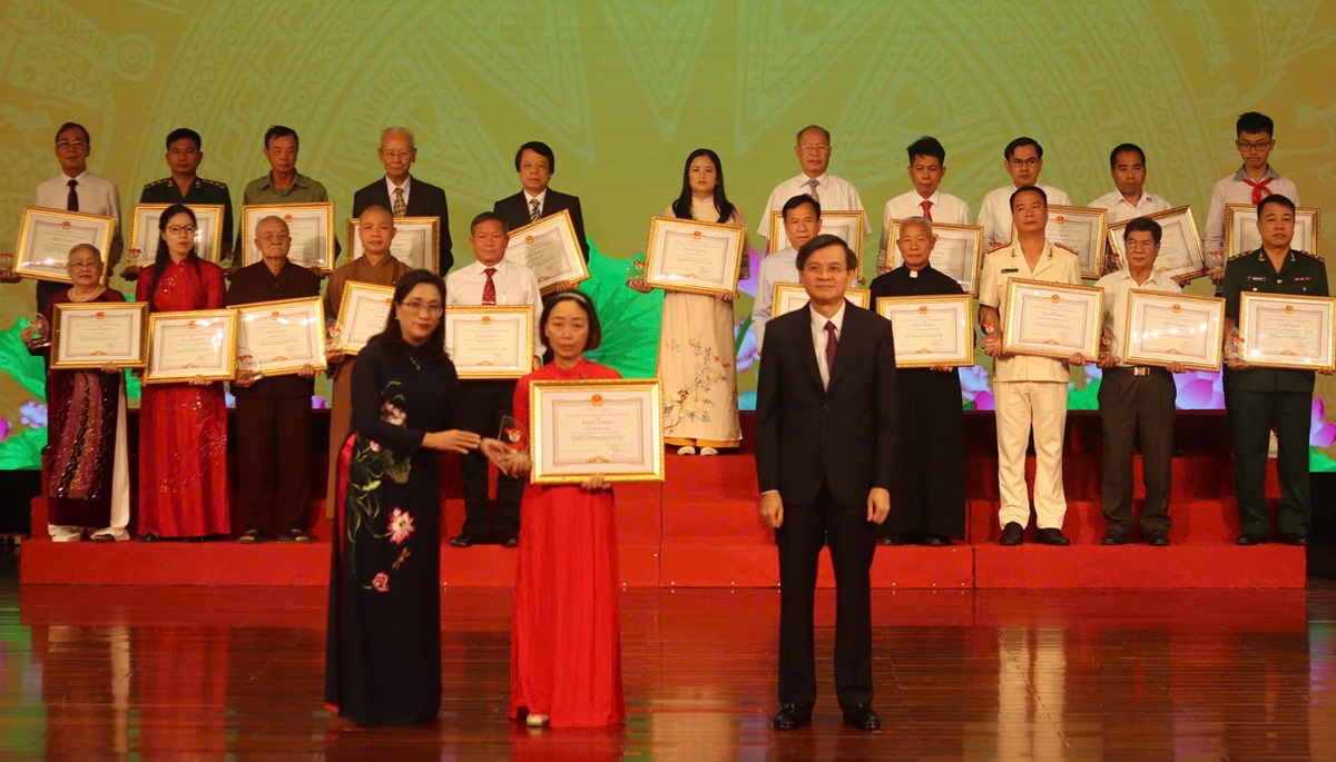 T&ocirc;n vinh 65 điển h&igrave;nh học tập, l&agrave;m theo lời B&aacute;c- Ảnh 2.