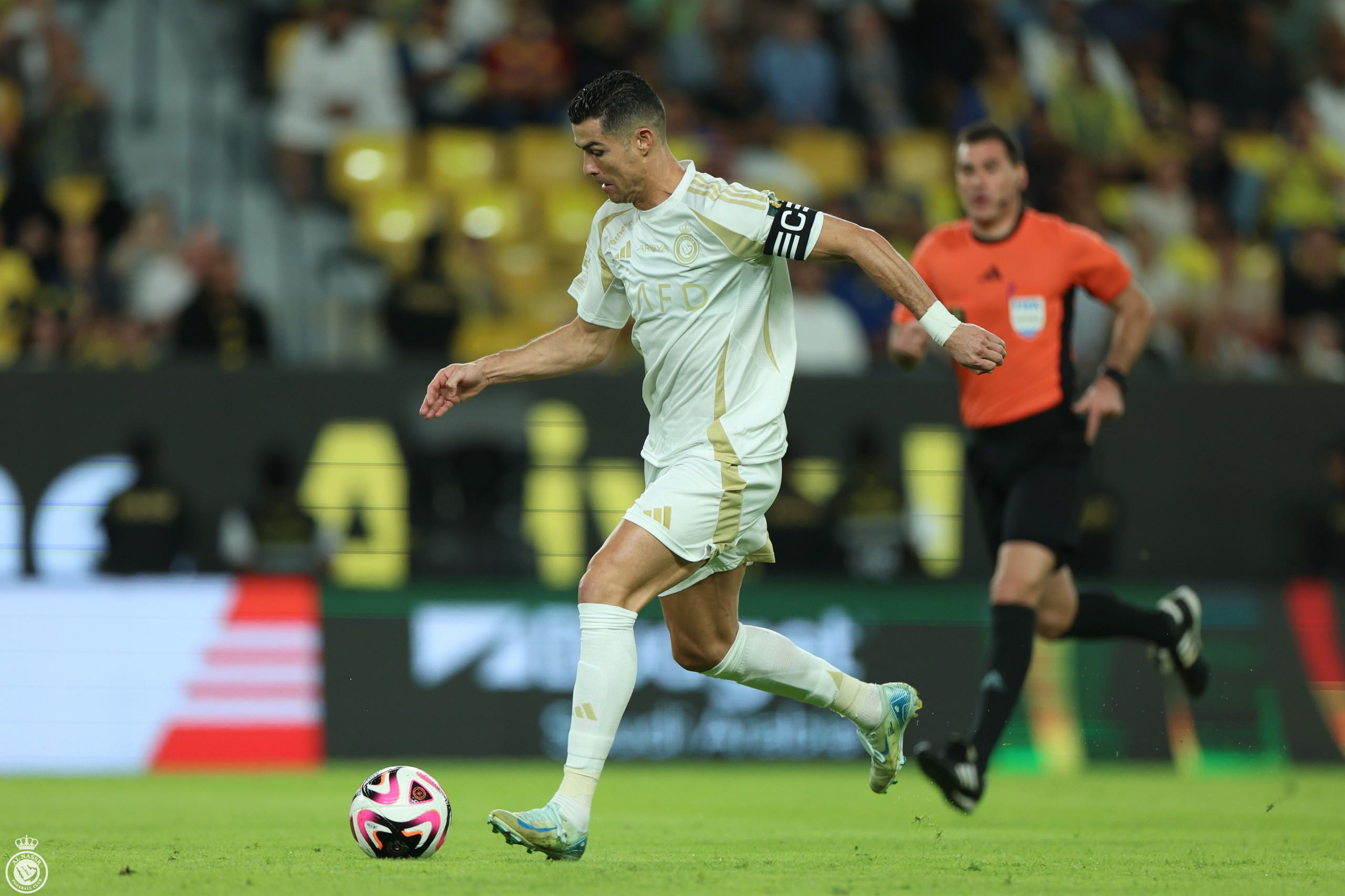 Ronaldo hỏng phạt đền, sút bay điện thoại người hâm mộ- Ảnh 1.