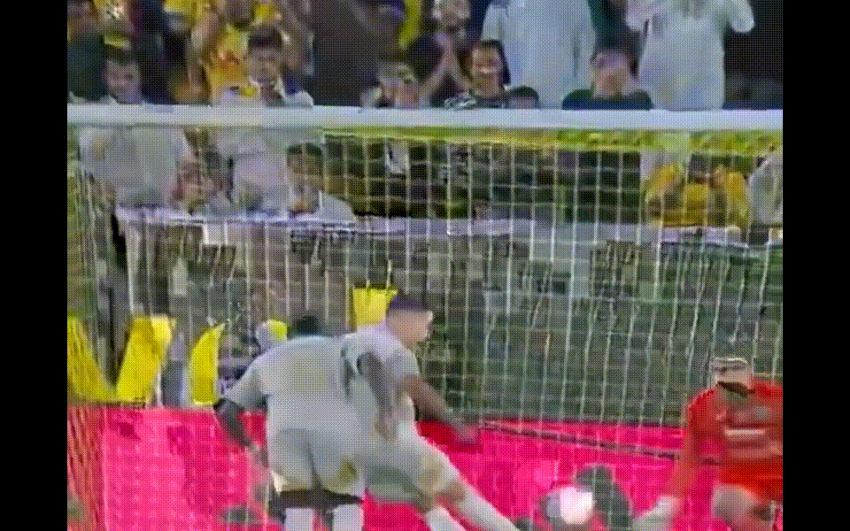 Ronaldo hỏng phạt đền, s&uacute;t bay điện thoại người h&acirc;m mộ