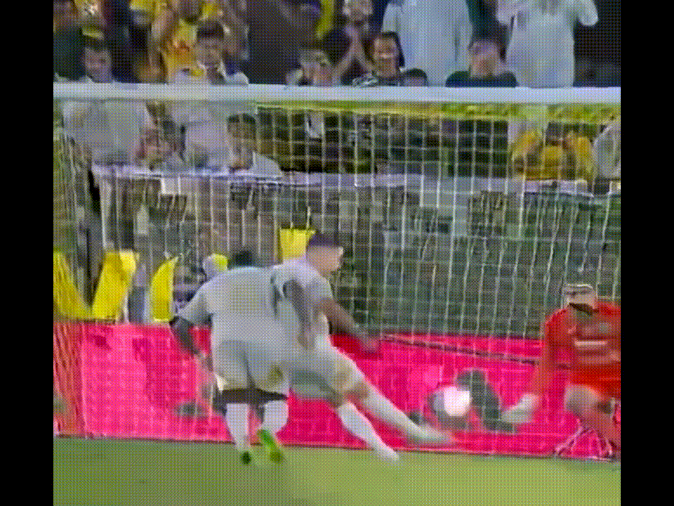 Ronaldo đền iPhone mạ v&agrave;ng cho fan nh&iacute; bị s&uacute;t bay điện thoại- Ảnh 1.