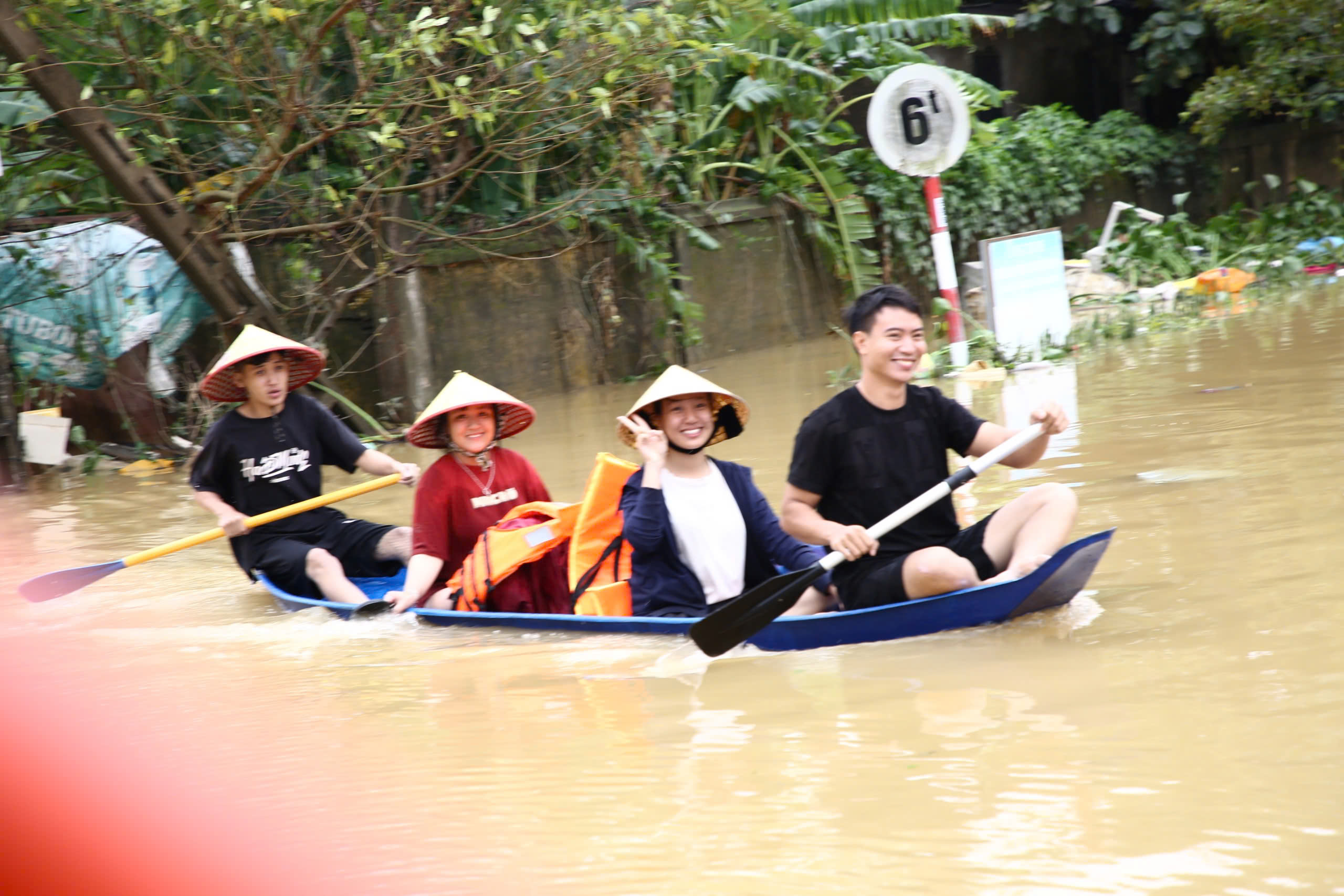 H&igrave;nh ảnh mới nhất về cuộc sống người d&acirc;n ở "rốn lũ" Lệ Thủy- Ảnh 2.