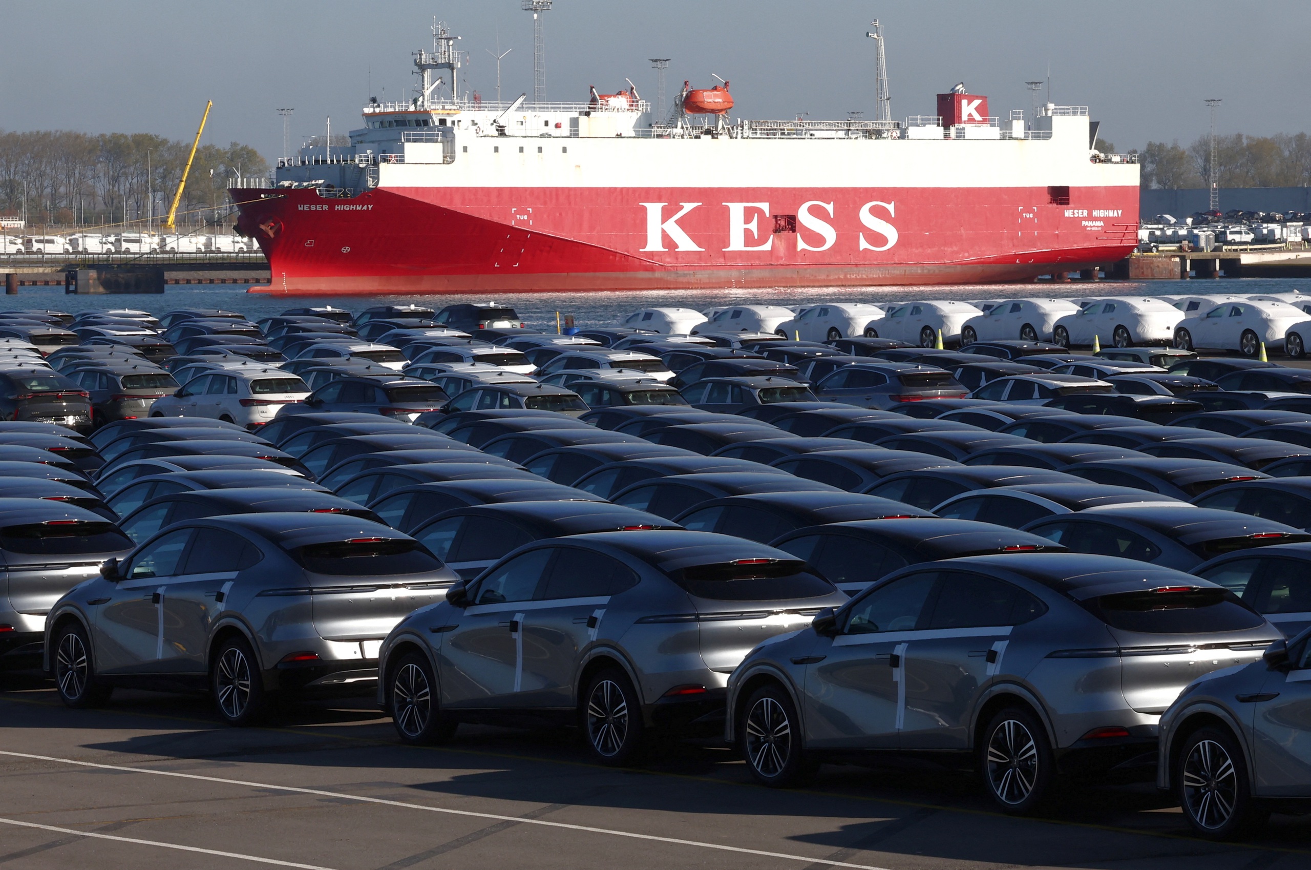 Xe điện do Trung Quốc sản xuất đậu tại cảng Zeebrugge (Bỉ) hôm 24-10 Ảnh: REUTERS