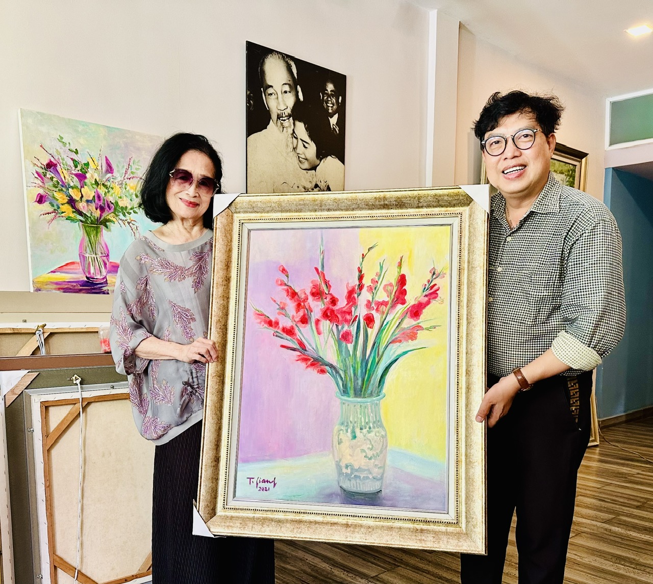 NSND Tr&agrave; Giang tặng tranh đồng h&agrave;nh c&ugrave;ng "Mai V&agrave;ng tri &acirc;n"- Ảnh 2.