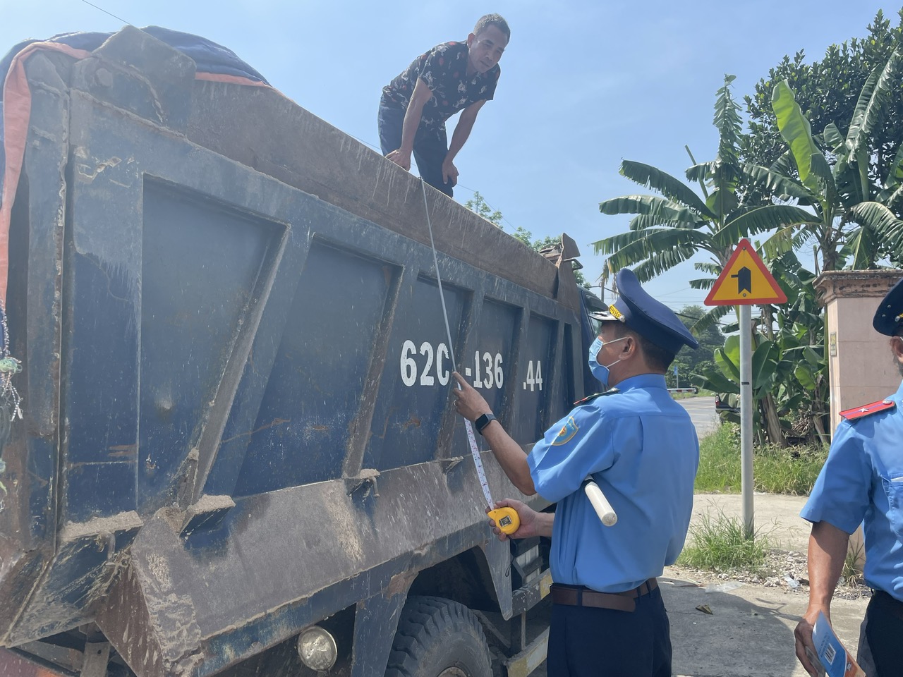 Phạt &ldquo;nguội&rdquo; xe qu&aacute; tải: Một năm giảm 93% số vụ vi phạm- Ảnh 1.