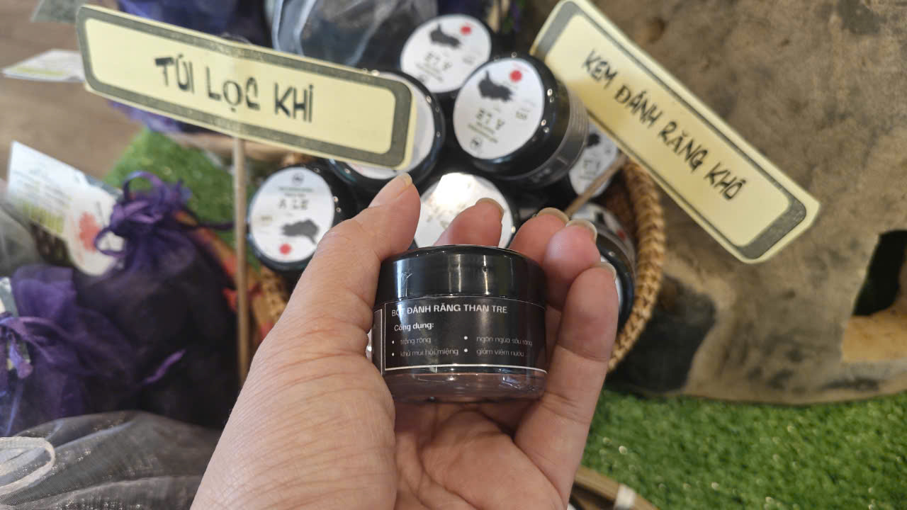 Độc lạ kem đ&aacute;nh răng kh&ocirc; từ bột than tre le- Ảnh 1.