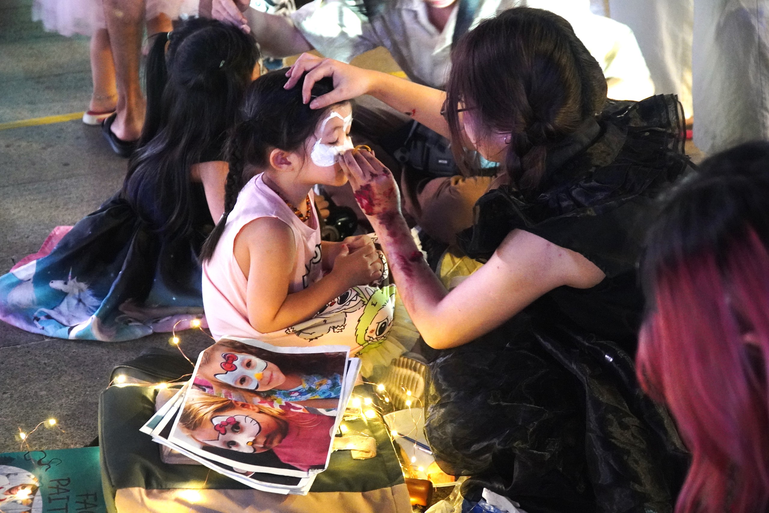 Dịch vụ vẽ ho&aacute; trang Halloween bội thu tại phố đi bộ Nguyễn Huệ- Ảnh 2.