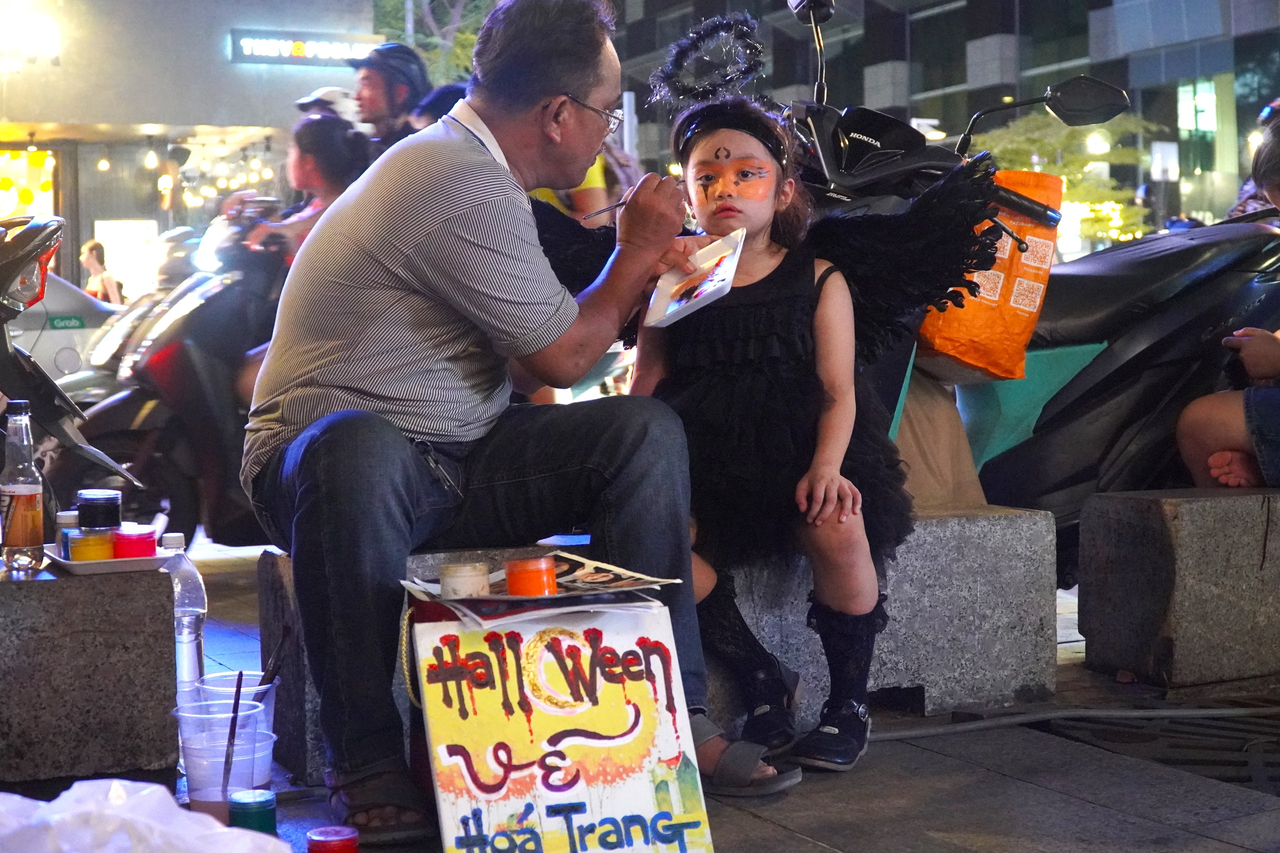 Dịch vụ vẽ ho&aacute; trang Halloween bội thu tại phố đi bộ Nguyễn Huệ- Ảnh 9.