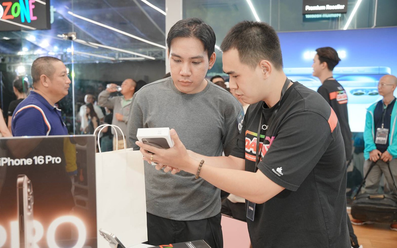 Người d&acirc;n m&ecirc; iPhone 16, c&aacute;c nh&agrave; b&aacute;n lẻ kiếm bộn tiền
