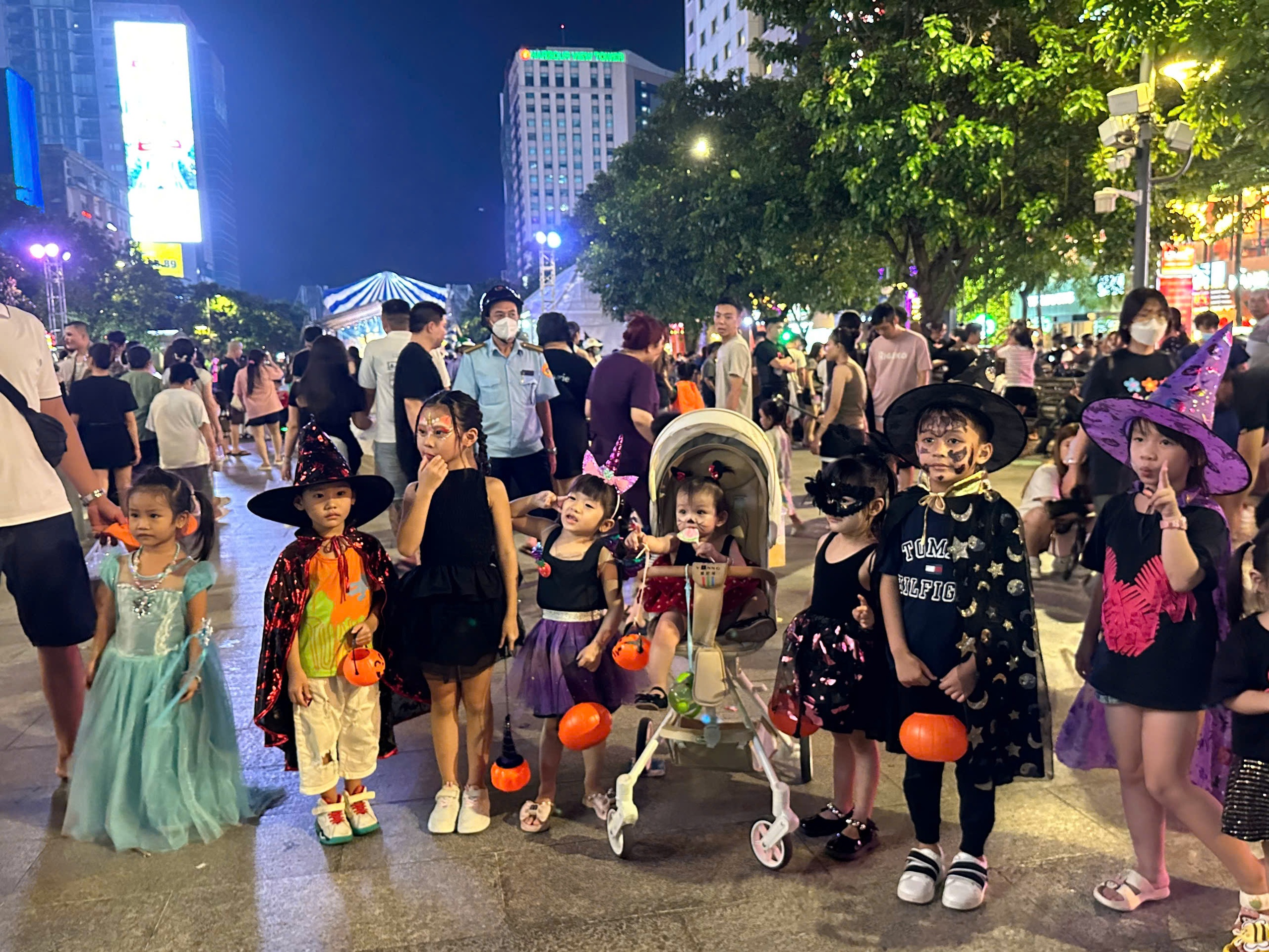 Dịch vụ vẽ ho&aacute; trang Halloween bội thu tại phố đi bộ Nguyễn Huệ- Ảnh 11.