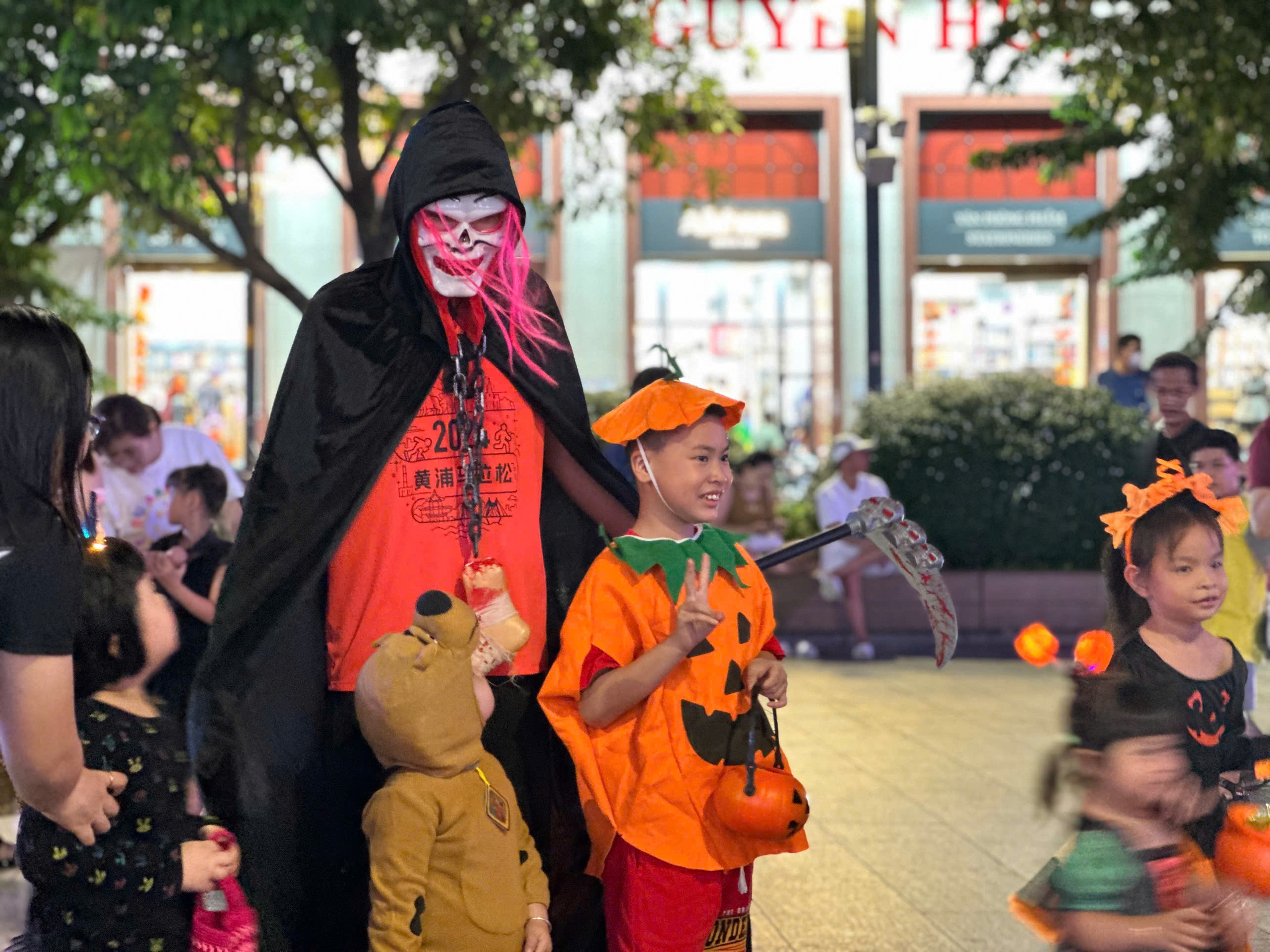 Dịch vụ vẽ ho&aacute; trang Halloween bội thu tại phố đi bộ Nguyễn Huệ- Ảnh 10.