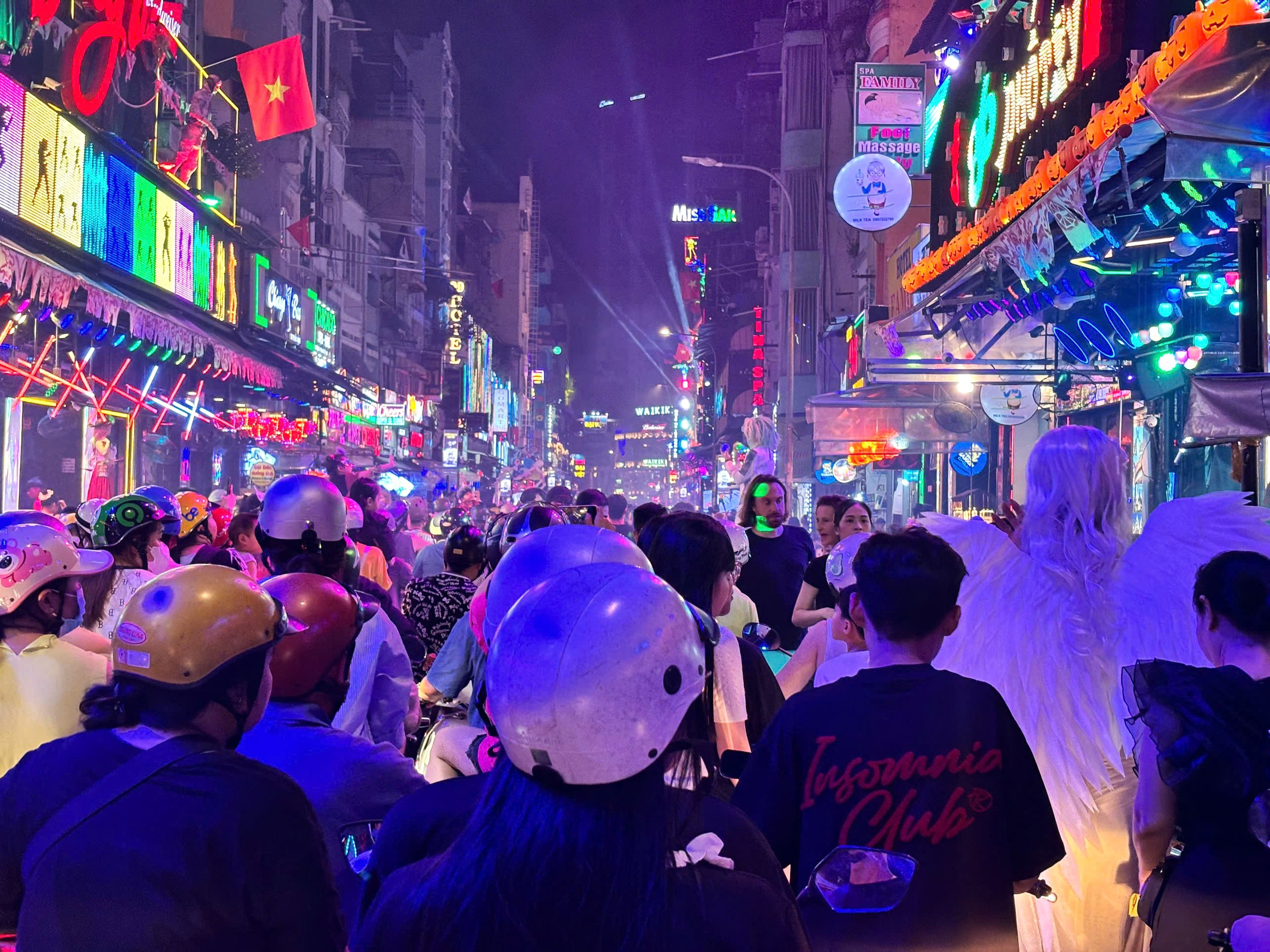 Dịch vụ vẽ ho&aacute; trang Halloween bội thu tại phố đi bộ Nguyễn Huệ- Ảnh 12.
