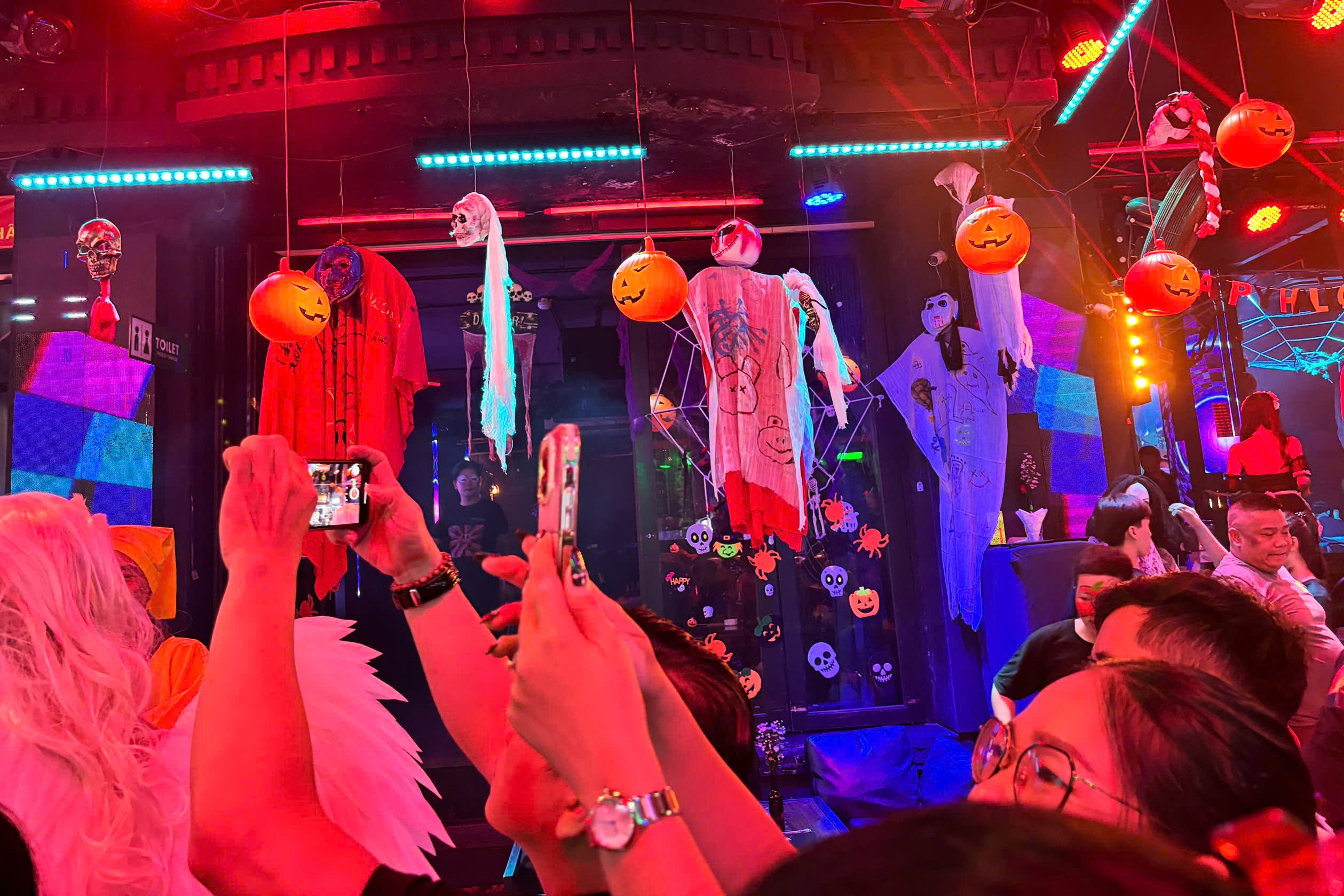 Dịch vụ vẽ ho&aacute; trang Halloween bội thu tại phố đi bộ Nguyễn Huệ- Ảnh 13.