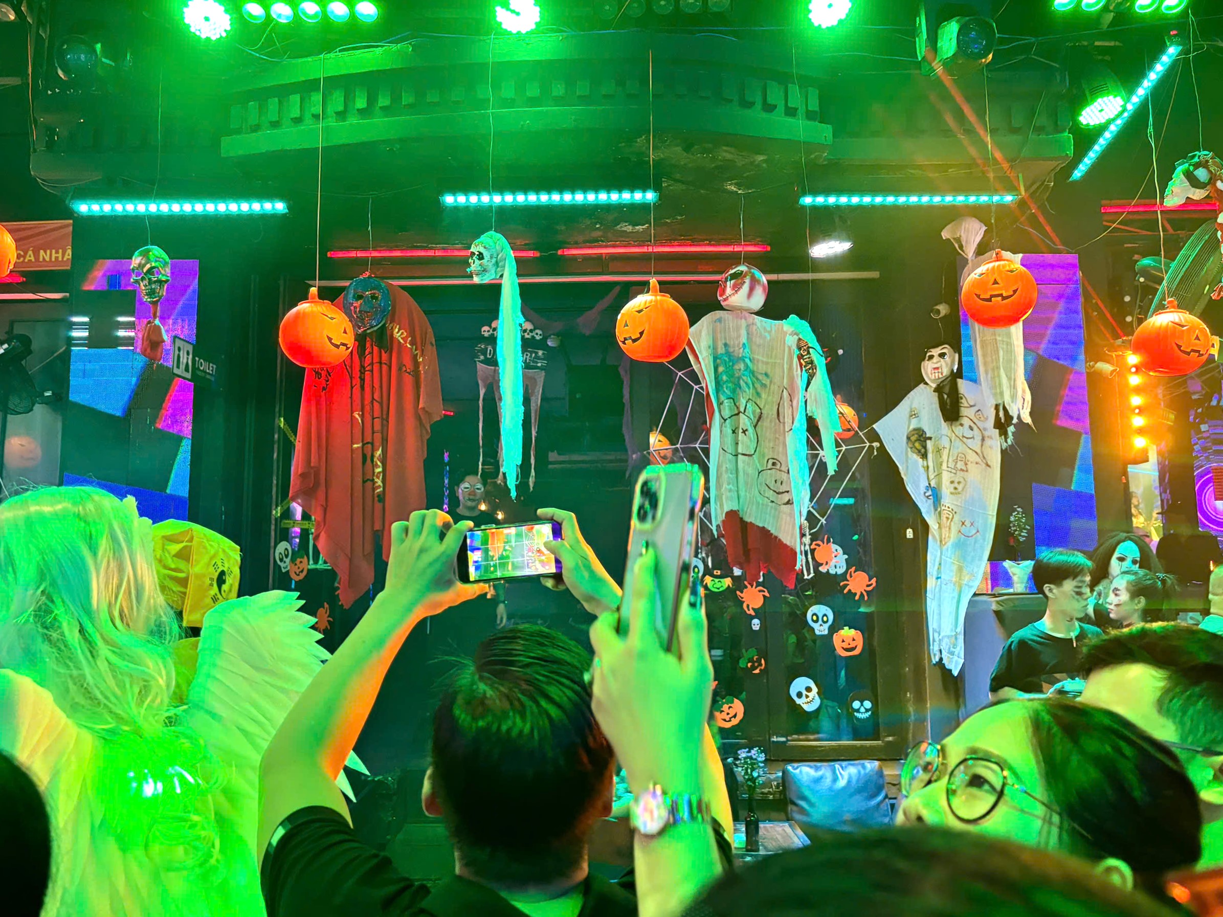 Dịch vụ vẽ ho&aacute; trang Halloween bội thu tại phố đi bộ Nguyễn Huệ- Ảnh 15.