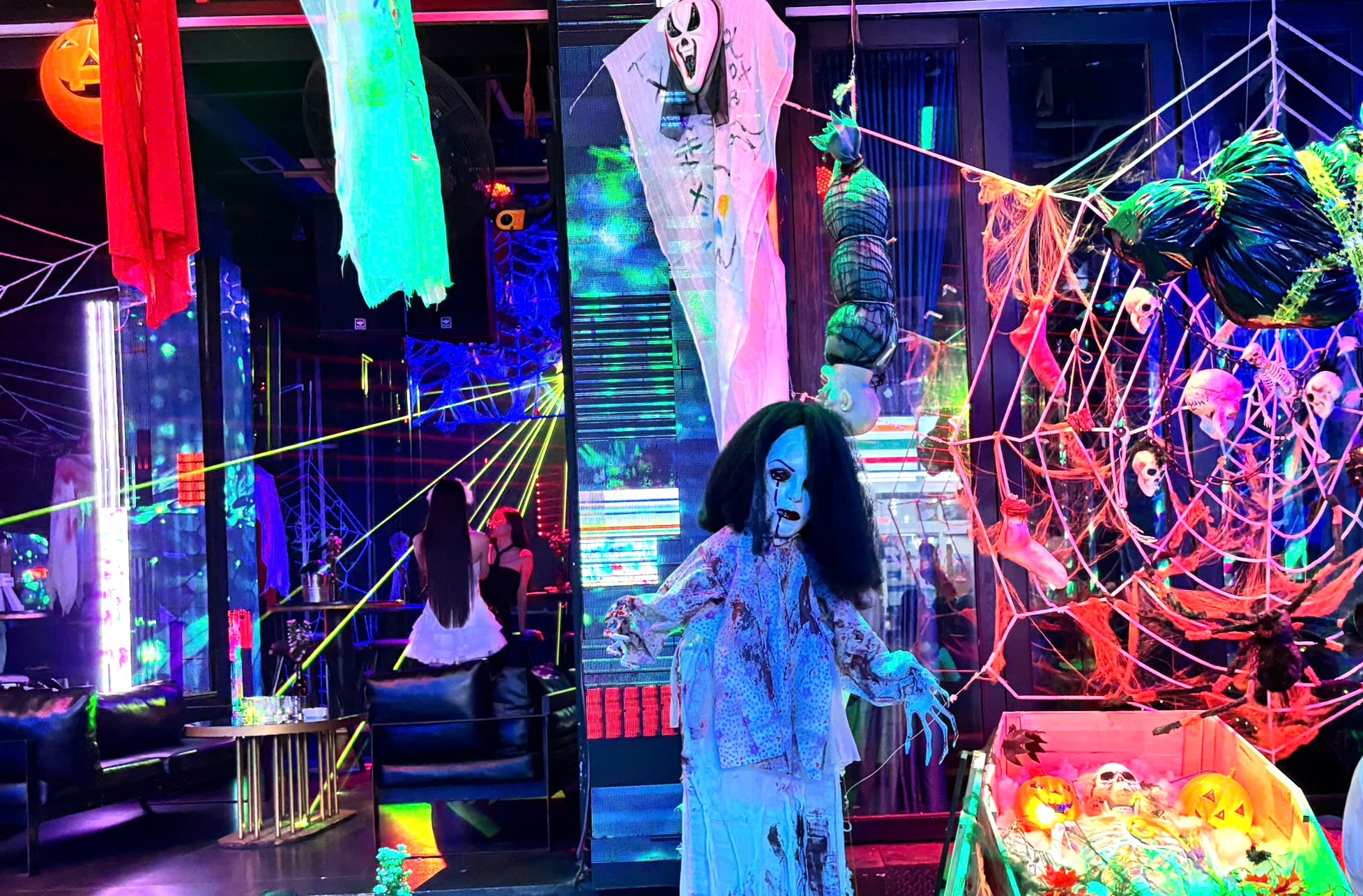 Dịch vụ vẽ ho&aacute; trang Halloween bội thu tại phố đi bộ Nguyễn Huệ- Ảnh 14.