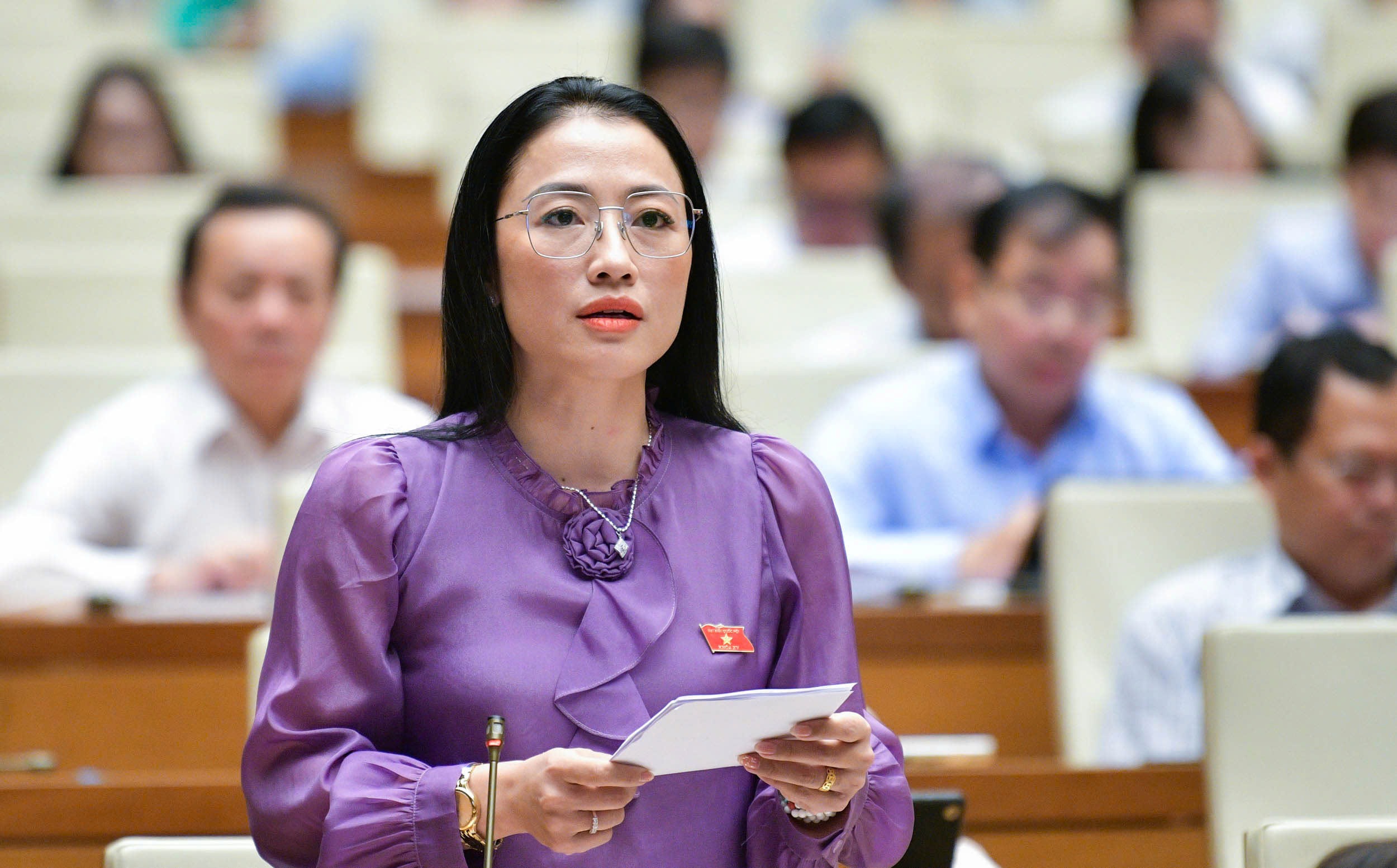 Đại biểu Trần Kh&aacute;nh Thu (đo&agrave;n Th&aacute;i B&igrave;nh) cho rằng nguy&ecirc;n nh&acirc;n dẫn đến sự bức x&uacute;c của bệnh nh&acirc;n kh&aacute;m chữa bệnh BHYT l&agrave; v&igrave; kh&oacute; khăn trong việc xin giấy chuyển tuyến