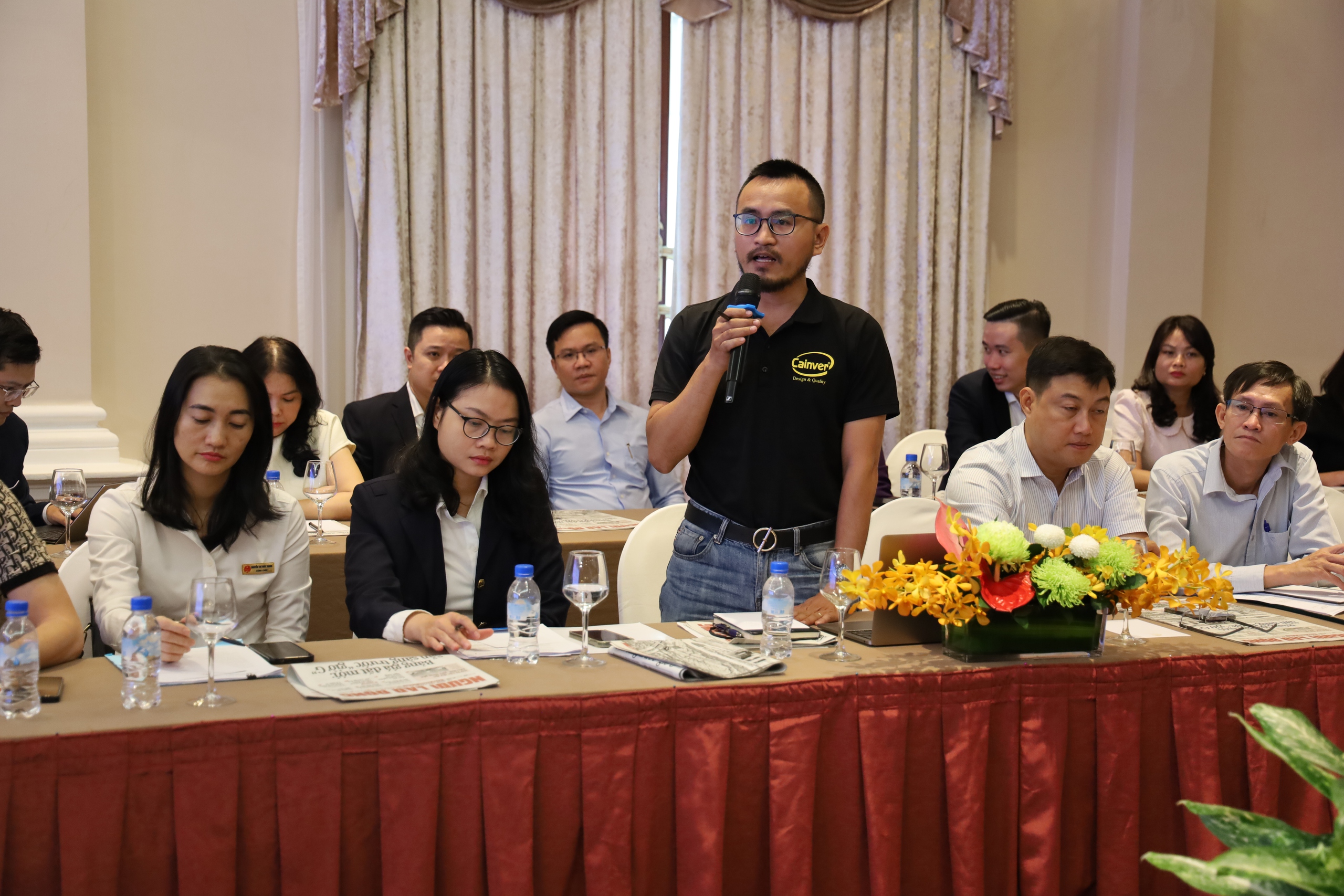 Đại diện một doanh nghiệp nêu kiến nghị tại Hội nghị đối thoại giữa doanh nghiệp và chính quyền TP HCM với chuyên đề “Tháo gỡ khó khăn, vướng mắc về lĩnh vực ngân hàng, kết nối doanh nghiệp xuất khẩu và ngân hàng”.Ảnh: Lam Giang