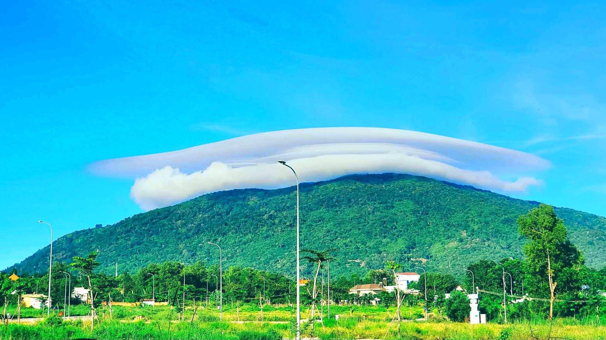 Ngắm mây đĩa bay khổng lồ vắt ngang "nóc nhà" Đồng Nai- Ảnh 3.