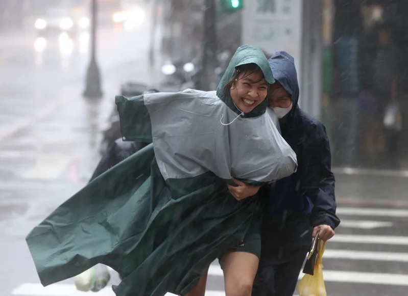 B&atilde;o Kong-rey: Đ&agrave;i Loan hoang mang trước lốc xo&aacute;y, s&oacute;ng cao 10 m- Ảnh 7.